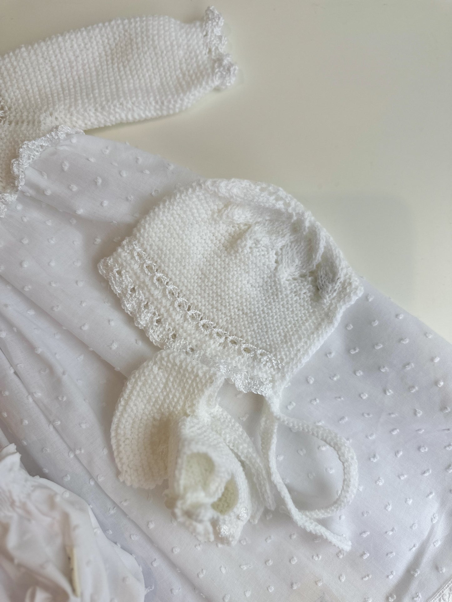 Conjunto compuesto por faldon, culotte, capota y patucos para reborn de 40 cm