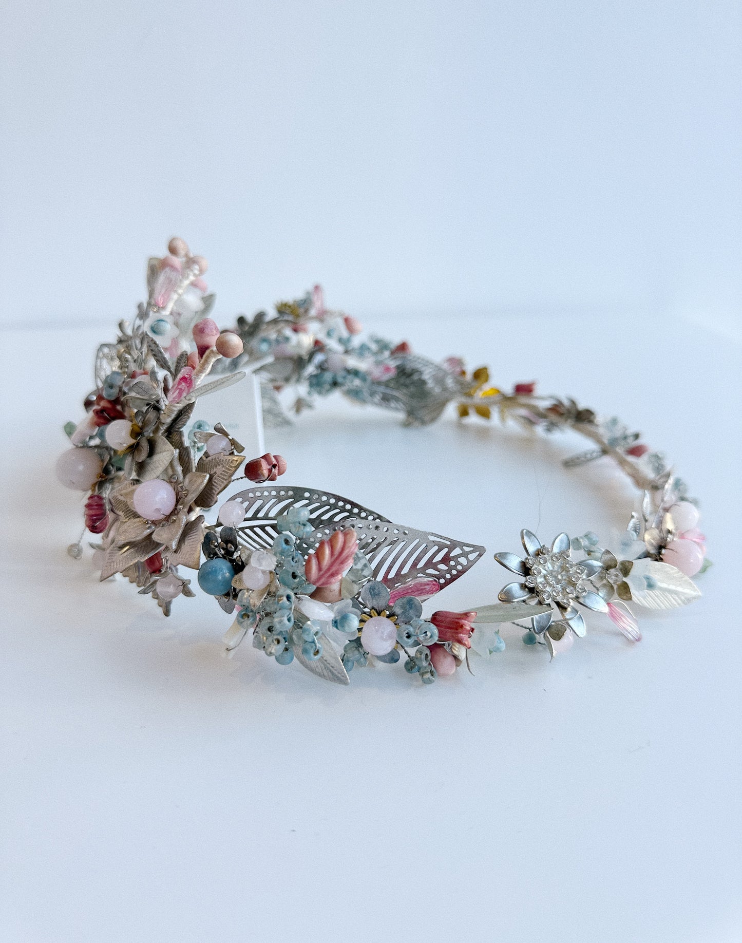 TOCADO ESTILO CORONA PLATA CON ROSA Y AZULES