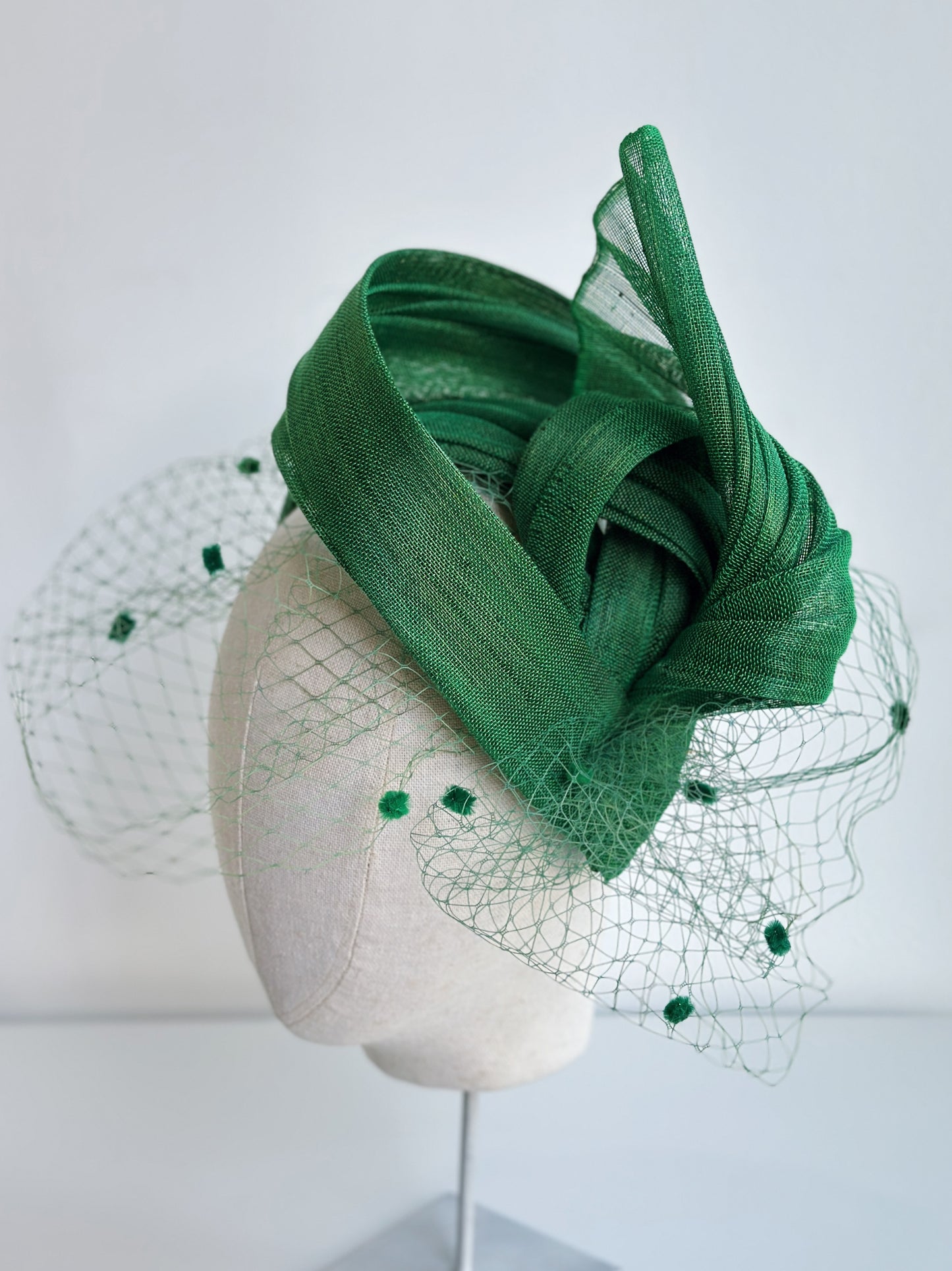 DIADEMA DE SINAMAY DE SEDA CON REDECILLA