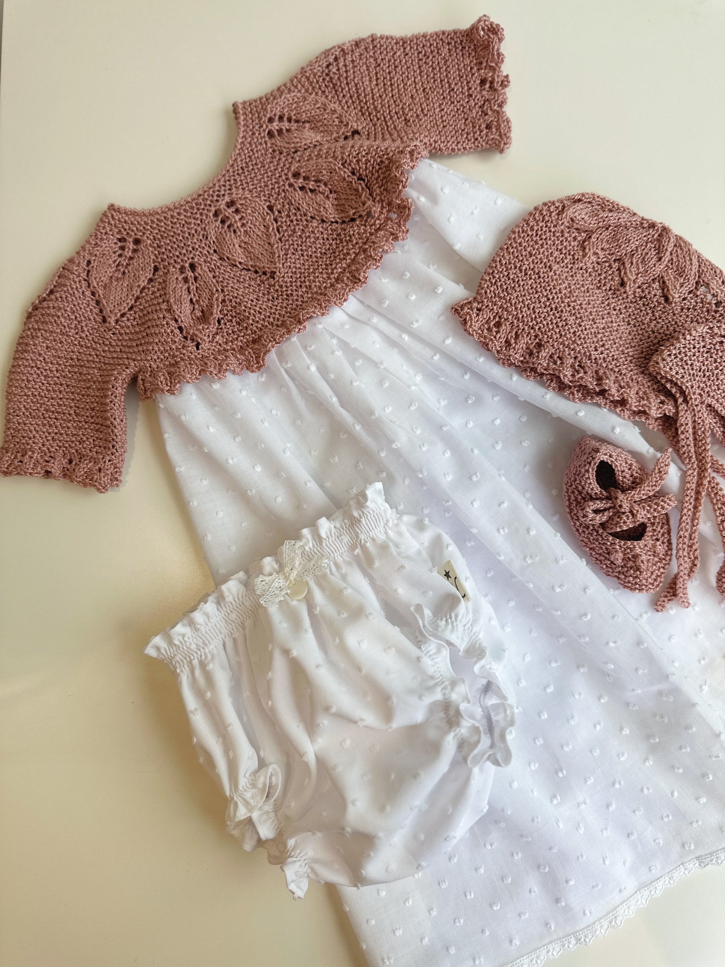 Conjunto compuesto por faldon, culotte, capota y patucos para reborn de 52 cm