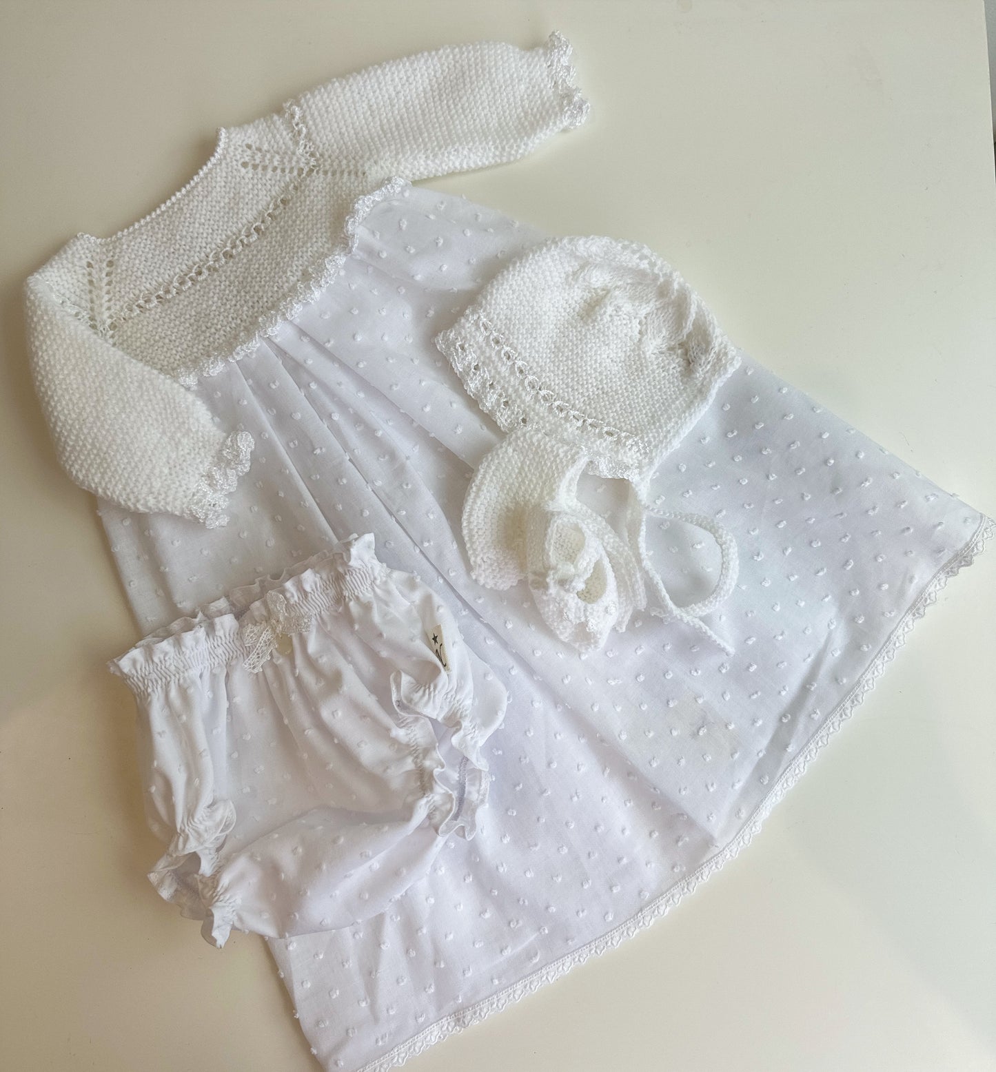 Conjunto compuesto por faldon, culotte, capota y patucos para reborn de 40 cm