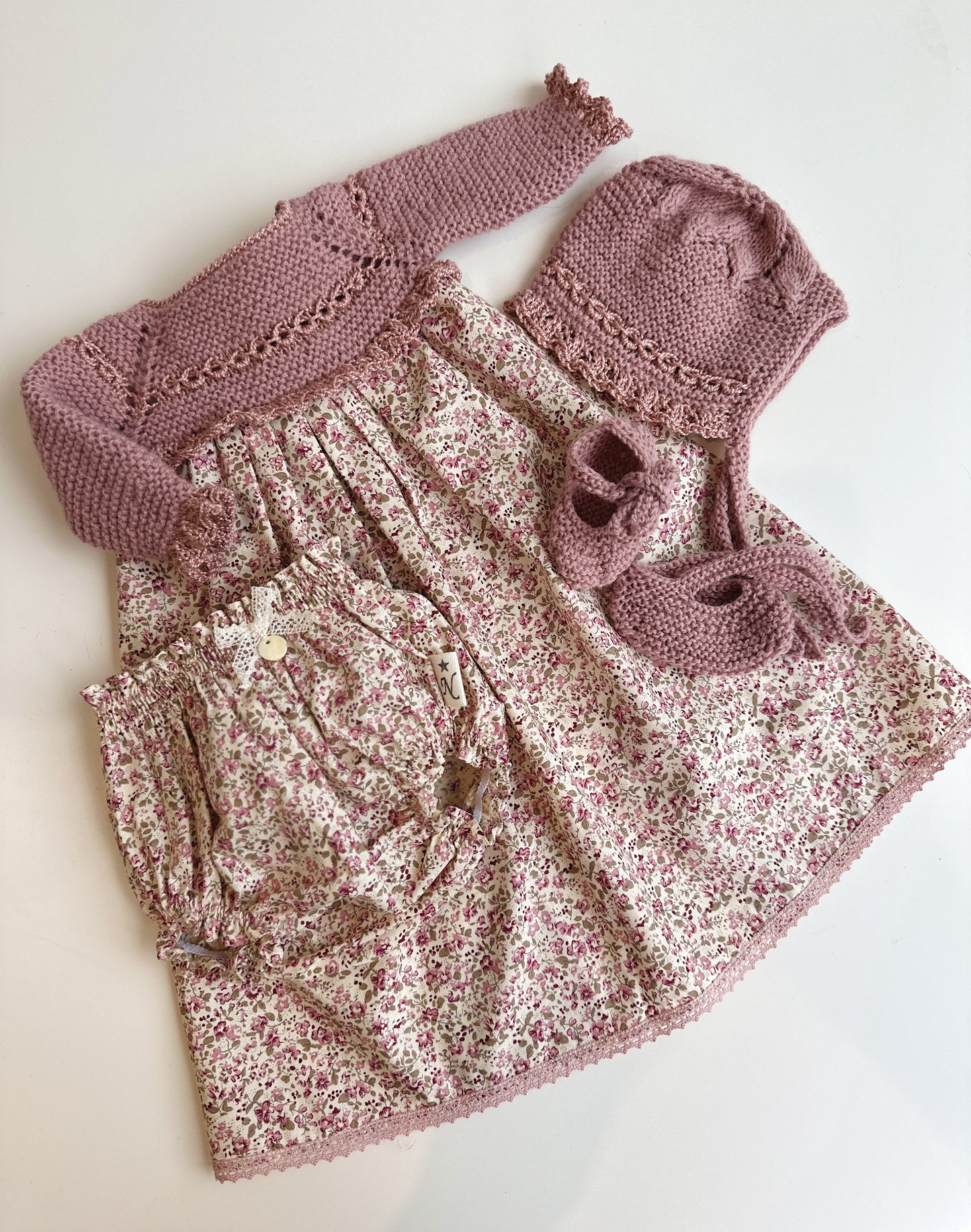Conjunto compuesto por faldon, culotte, capota y patucos para reborn de 42 cm