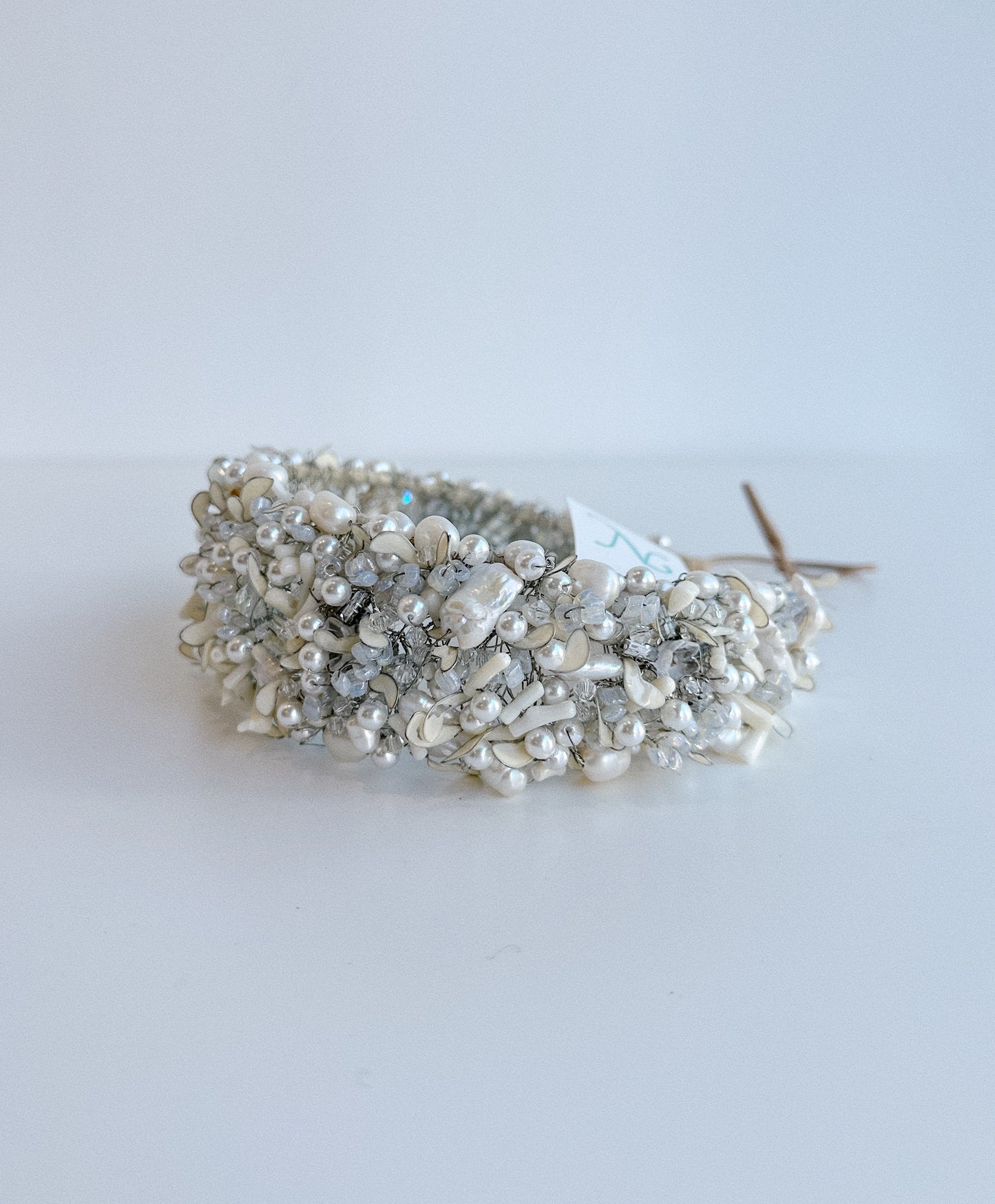 TOCADO PARA NOVIA ESTILO DIADEMA PERLAS Y ESMALTE