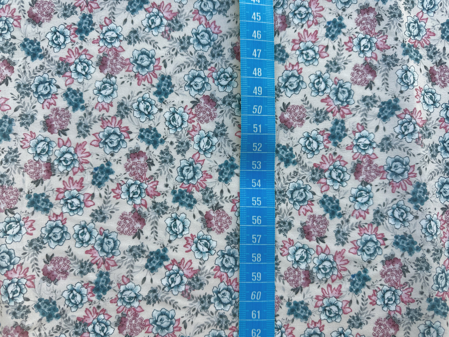 TELA ESTAMPADA DE 1,5 METROS DE ANCHO. 10 EUROS/ METRO.