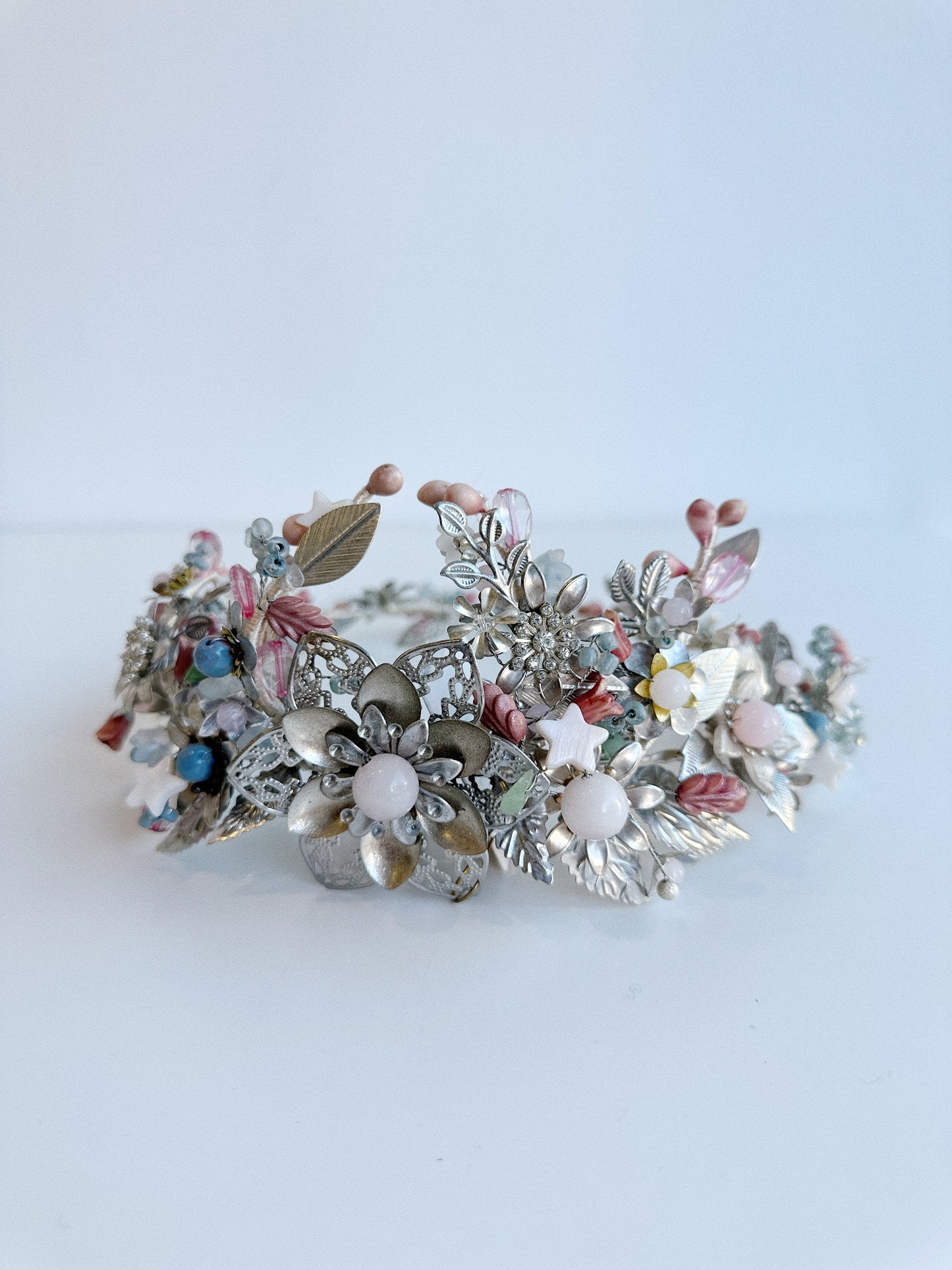TOCADO ESTILO CORONA PLATA CON ROSA Y AZULES