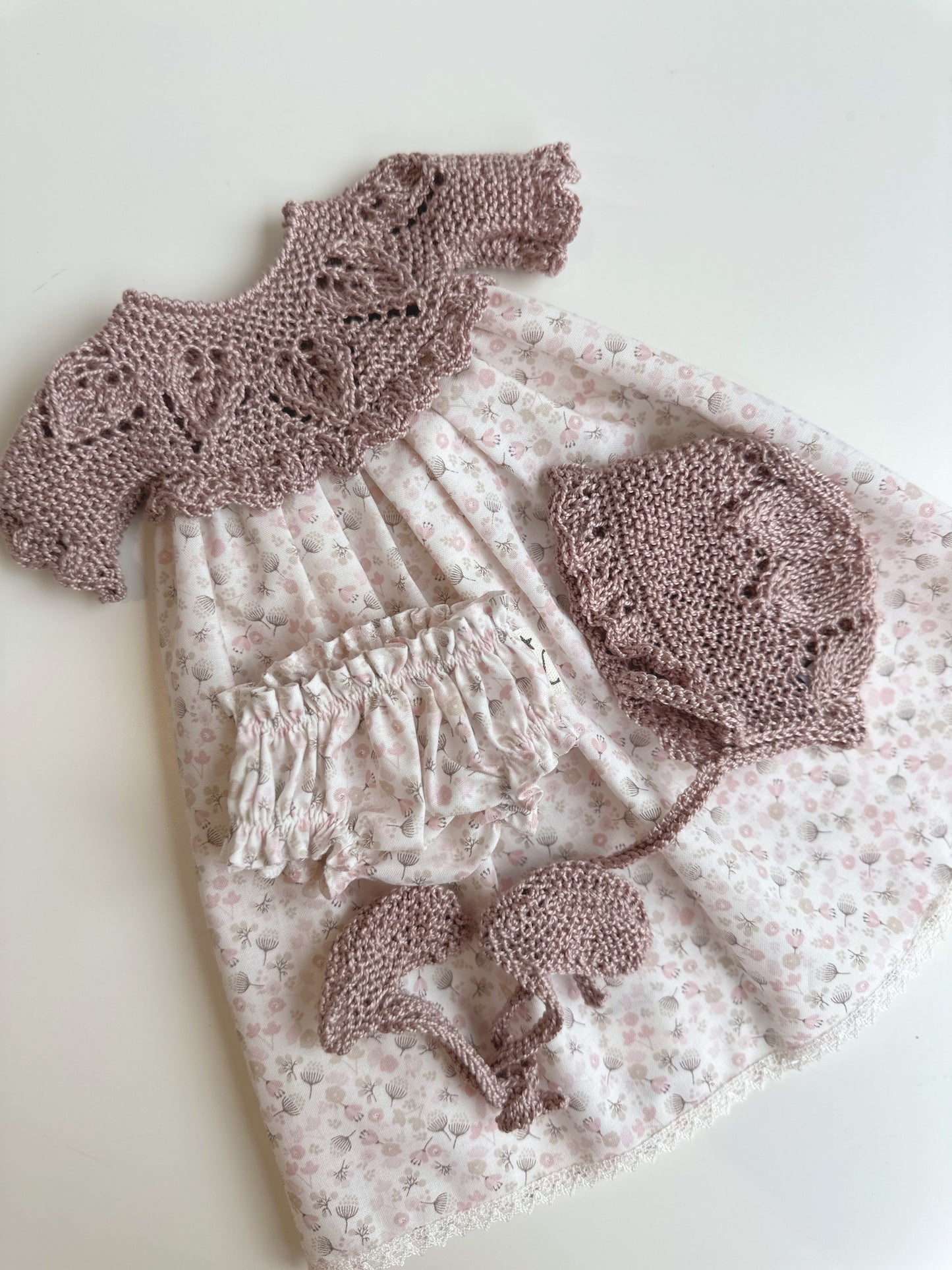 Conjunto compuesto por faldon, culotte, capota y patucos para muñecos de 34 cm