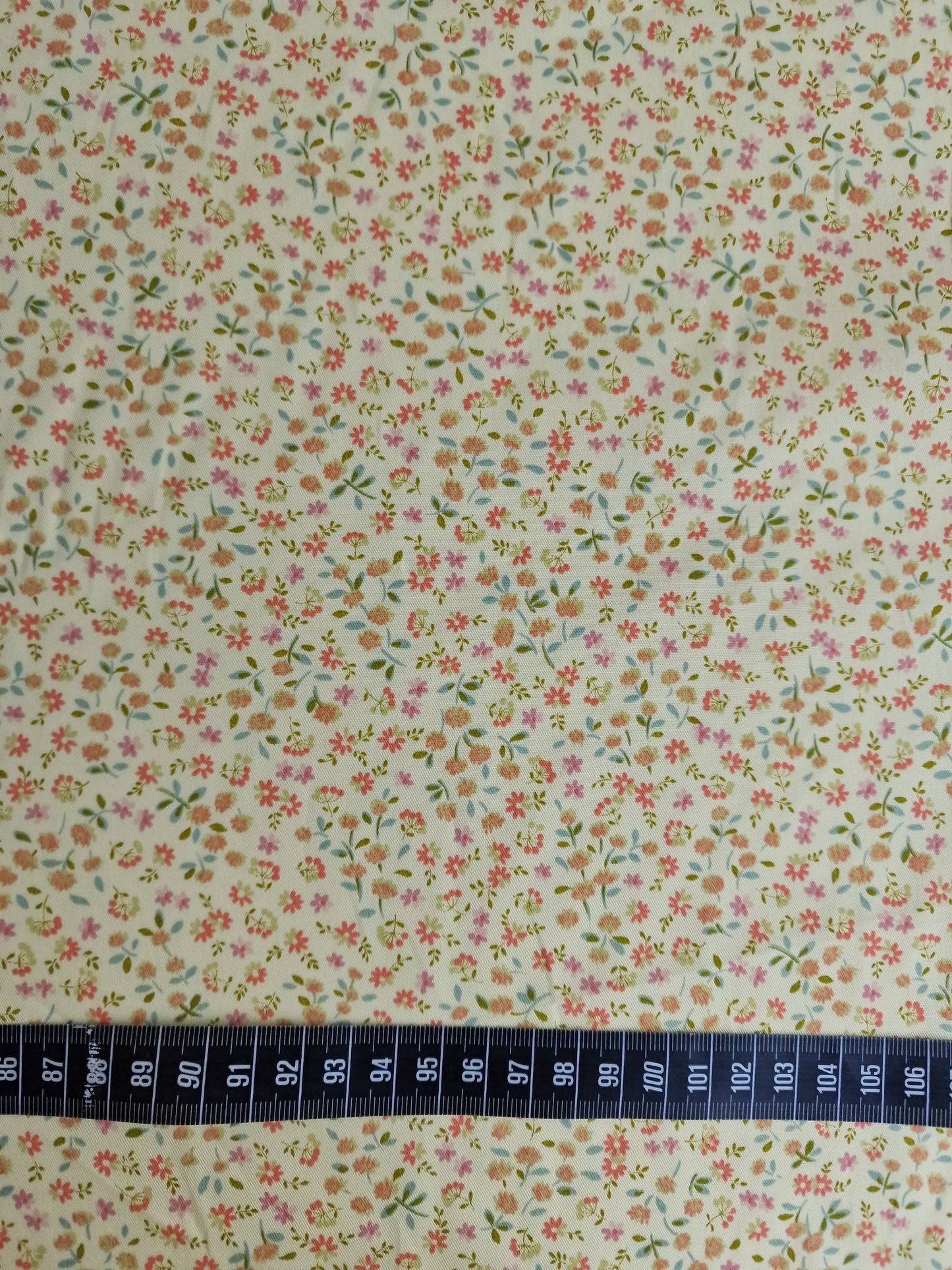 TELA ESTAMPADA DE 1,5 METROS DE ANCHO. 14,50 EUROS/ METRO.