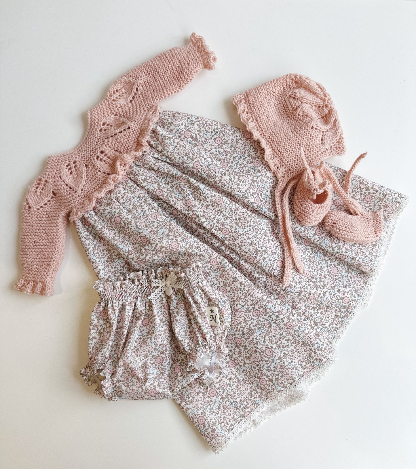 Conjunto compuesto por faldon, culotte, capota y patucos para reborn de 52