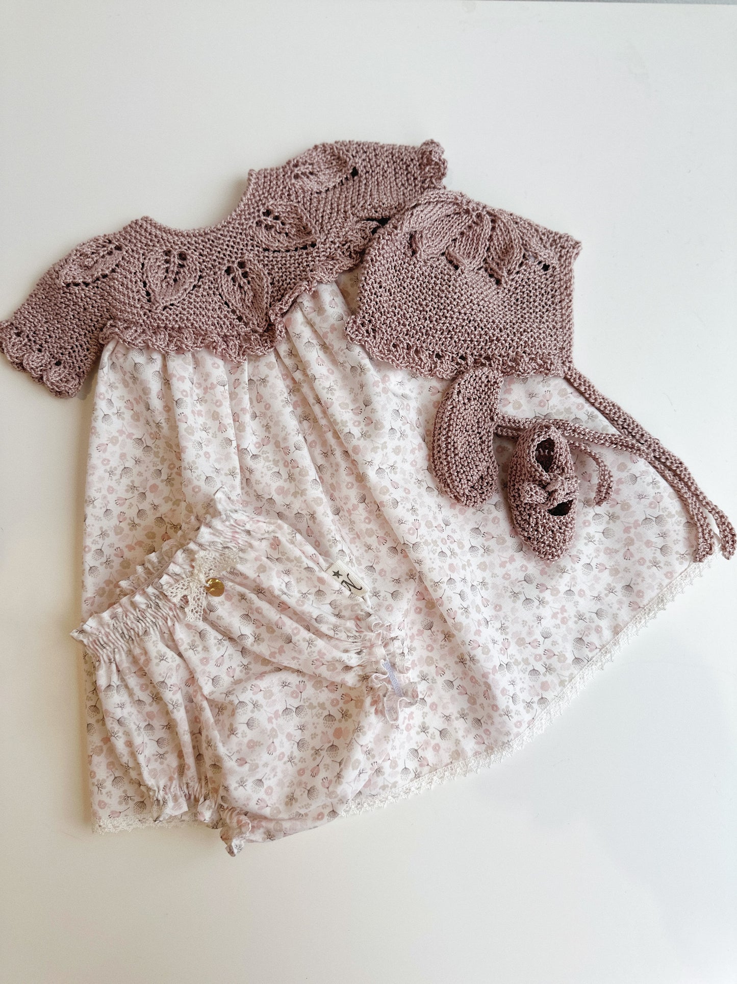 Conjunto compuesto por faldon, culotte, capota y patucos para reborn de 52 cm