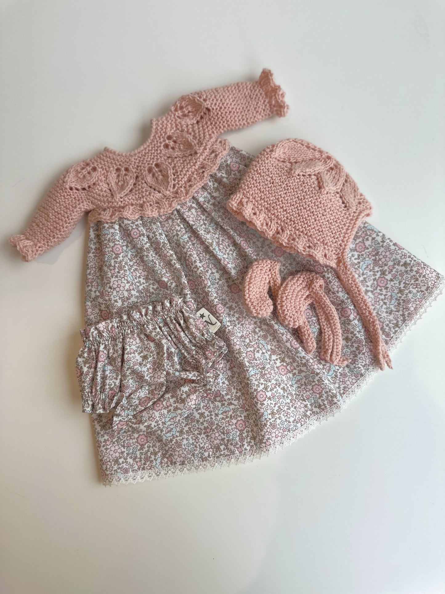 Conjunto compuesto por faldon, culotte, capota y patucos para muñecos de 34 cm