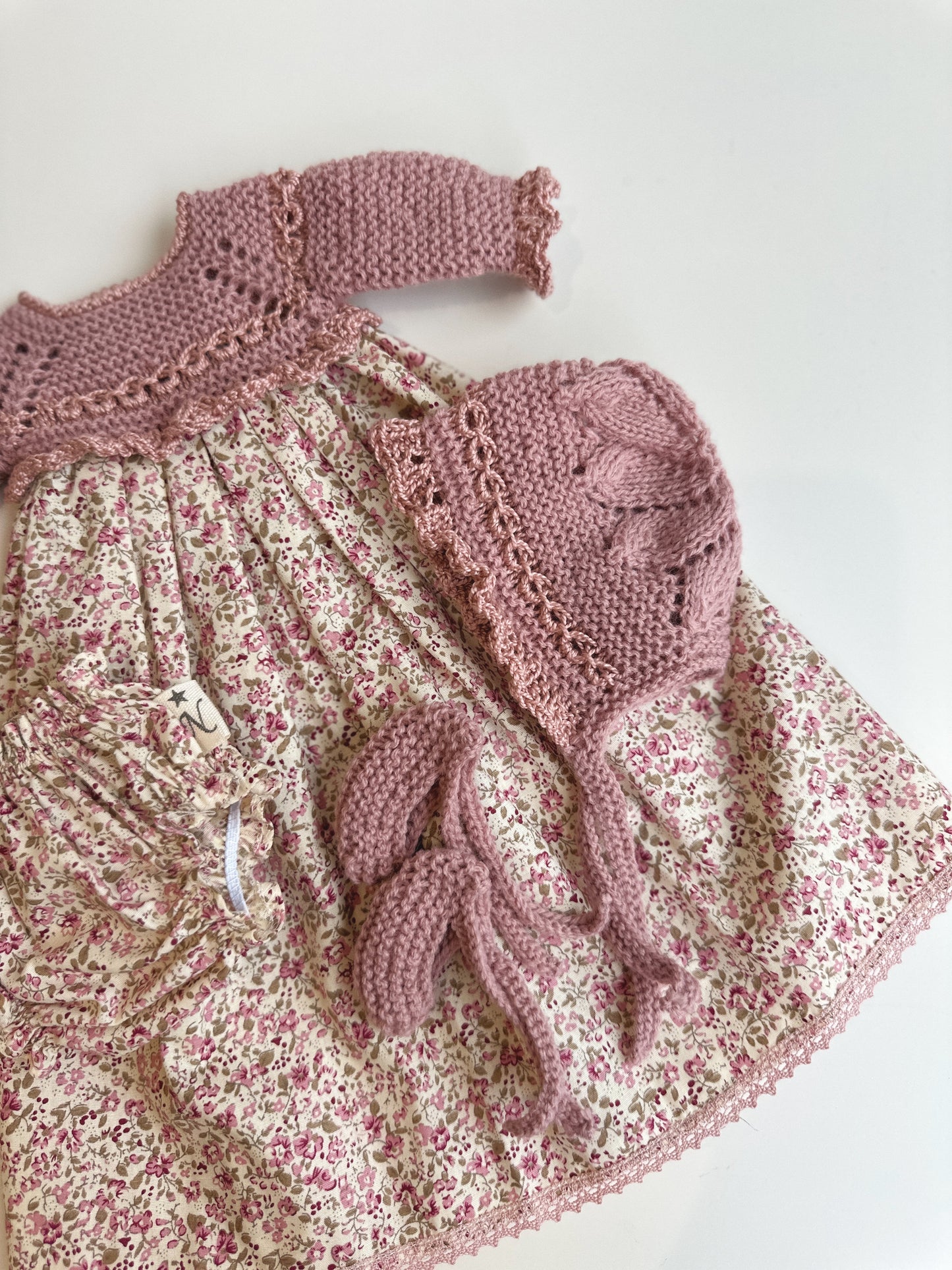 Conjunto compuesto por faldon, culotte, capota y patucos para muñecos de 34 cm