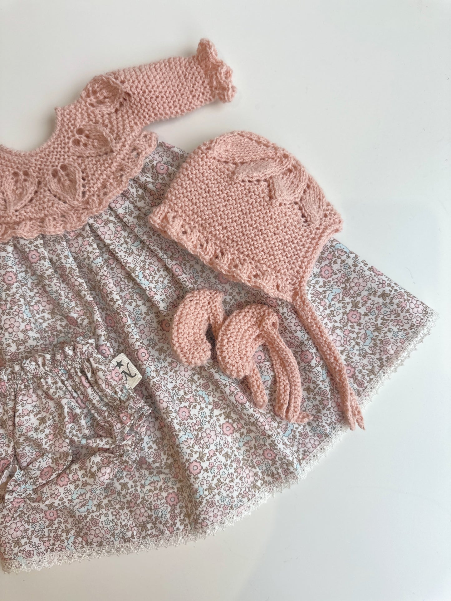 Conjunto compuesto por faldon, culotte, capota y patucos para muñecos de 34 cm
