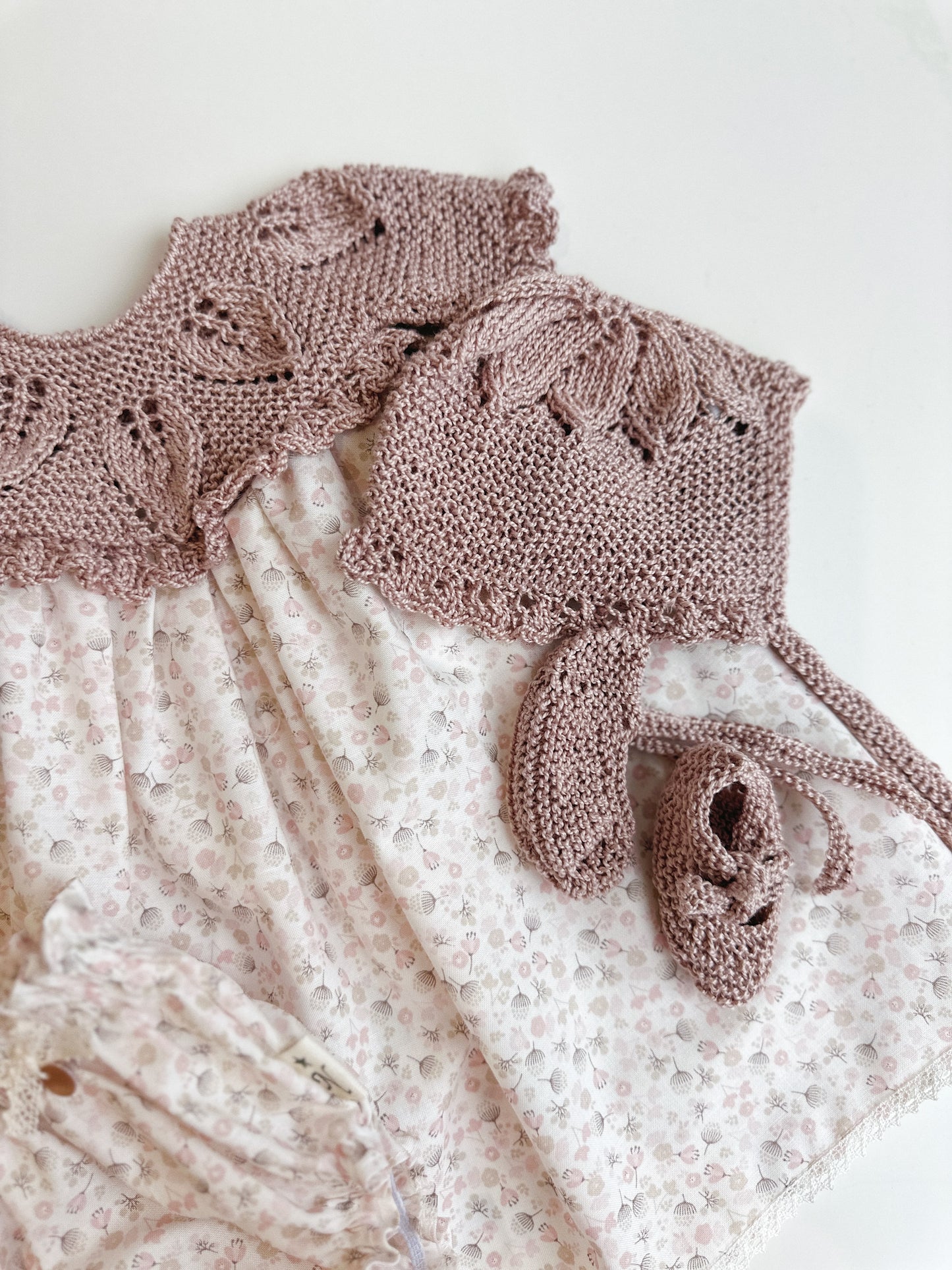 Conjunto compuesto por faldon, culotte, capota y patucos para reborn de 52 cm