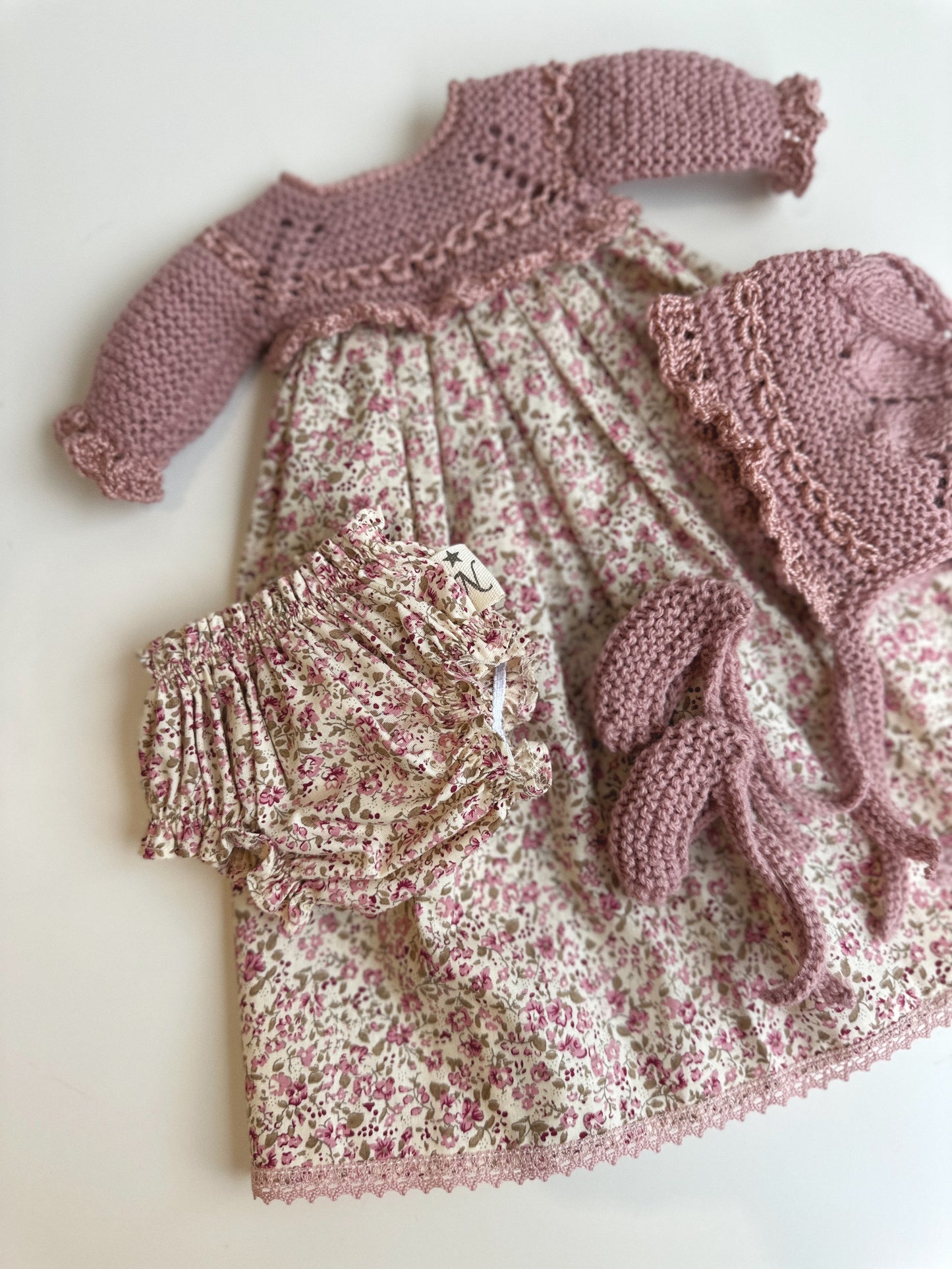 Conjunto compuesto por faldon, culotte, capota y patucos para muñecos de 34 cm