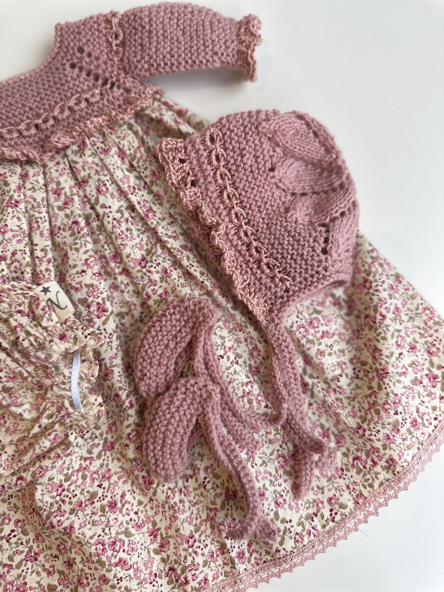Conjunto compuesto por faldon, culotte, capota y patucos para muñecos de 34 cm