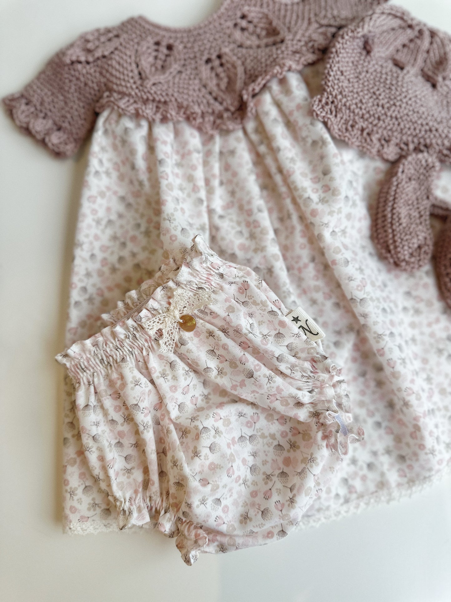 Conjunto compuesto por faldon, culotte, capota y patucos para reborn de 52 cm