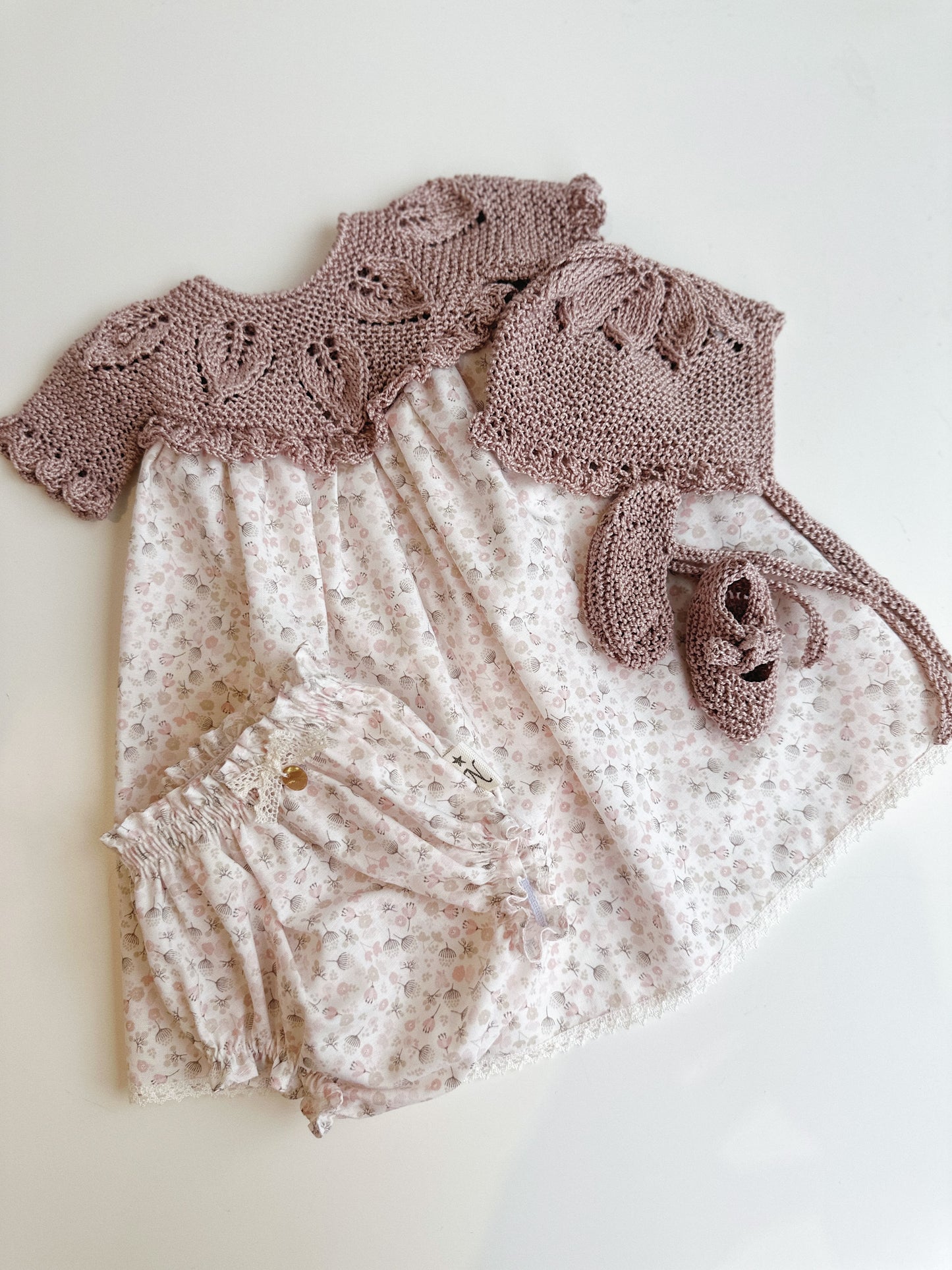 Conjunto compuesto por faldon, culotte, capota y patucos para reborn de 52 cm
