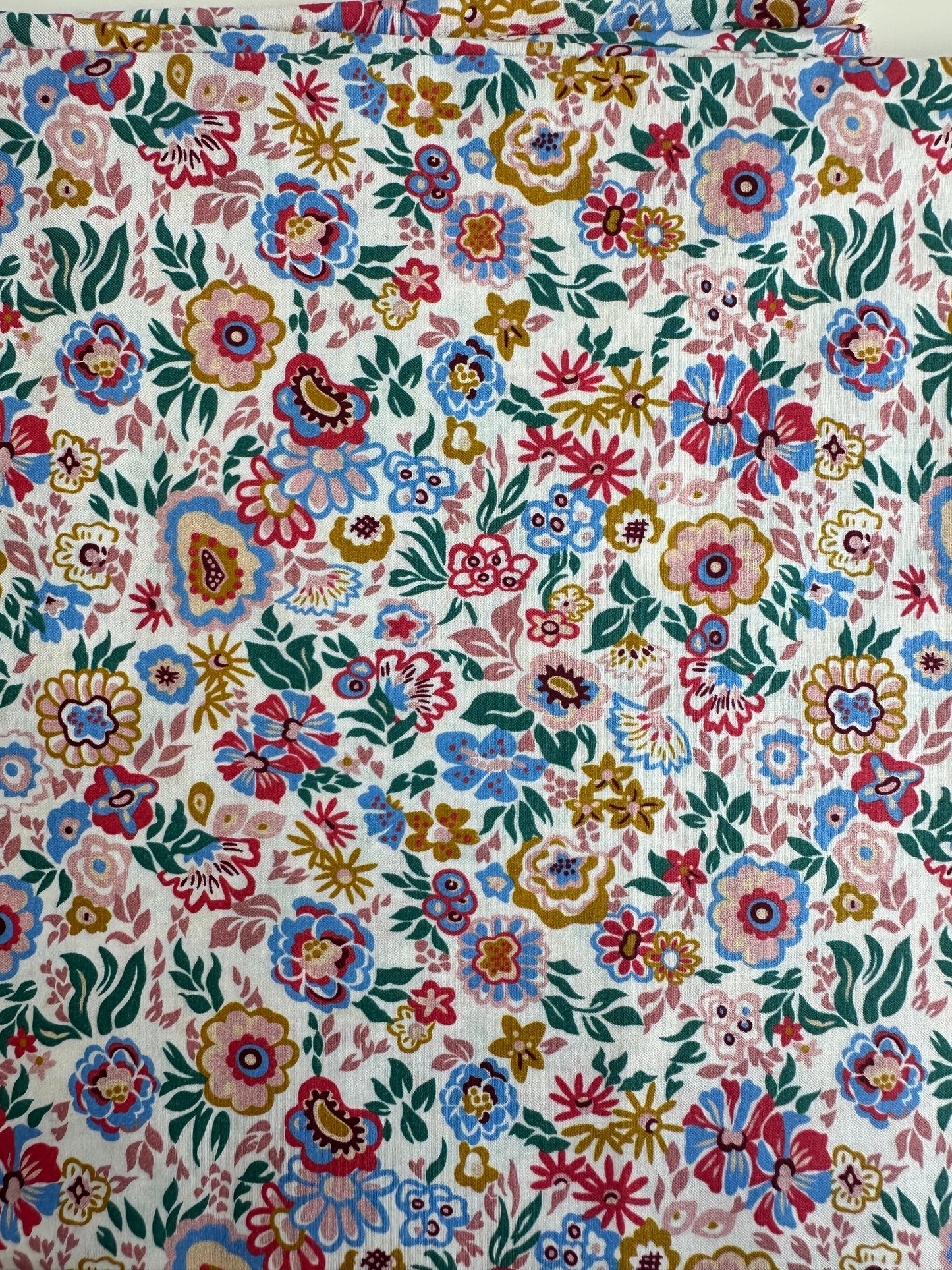TELA ESTAMPADA DE 1,5 METROS DE ANCHO. 15 EUROS/ METRO.