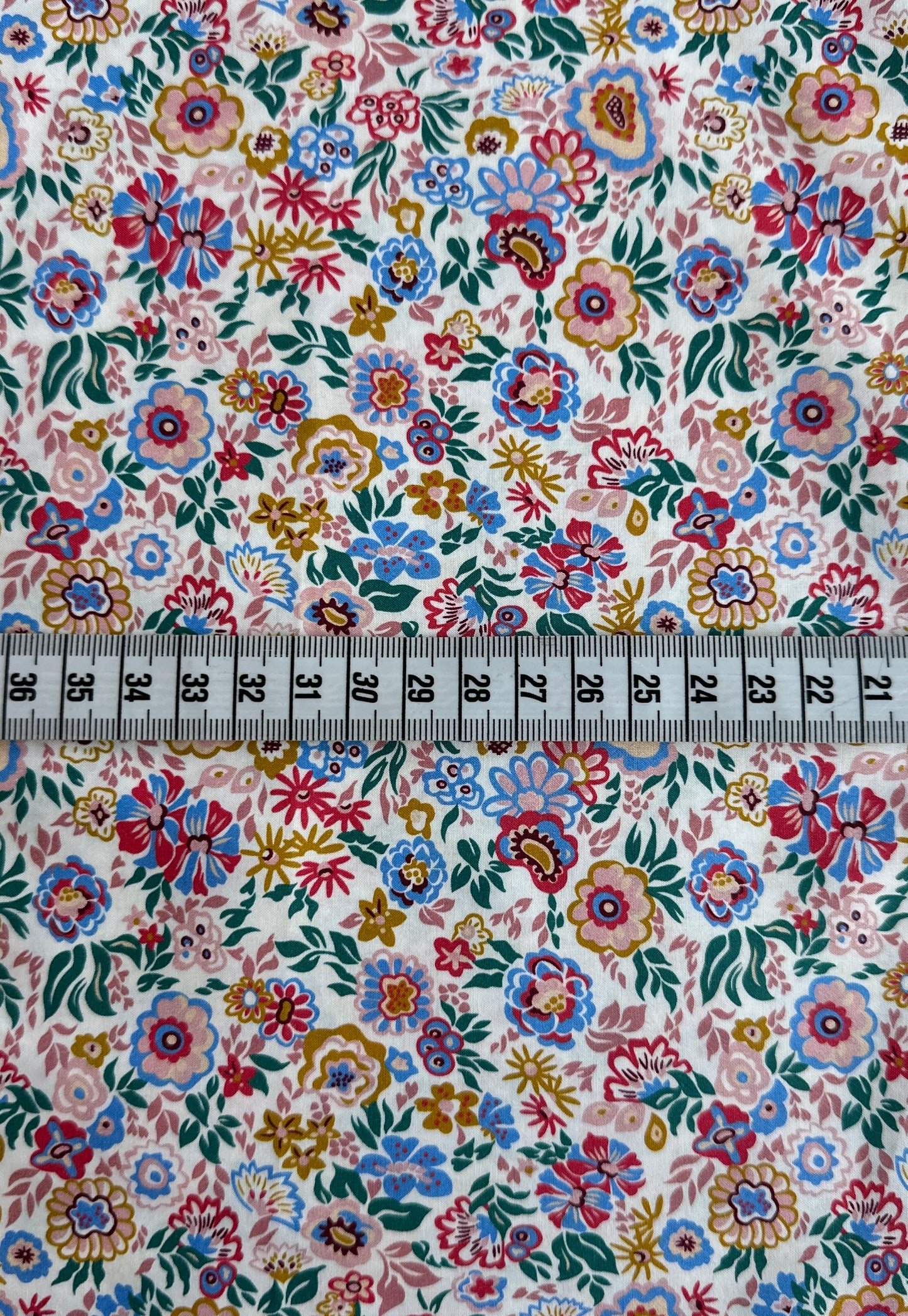 TELA ESTAMPADA DE 1,5 METROS DE ANCHO. 15 EUROS/ METRO.