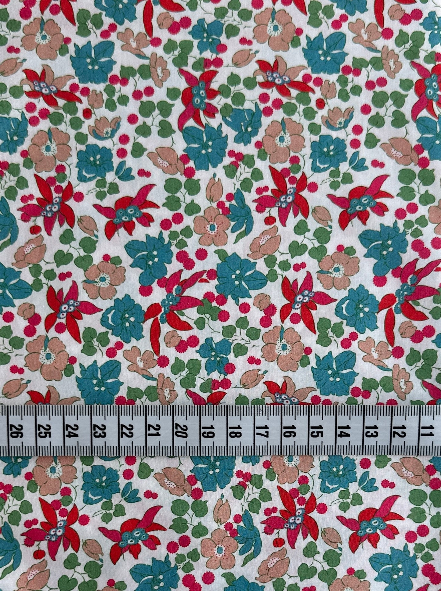 TELA ESTAMPADA DE 1,5 METROS DE ANCHO. 21 EUROS/ METRO.