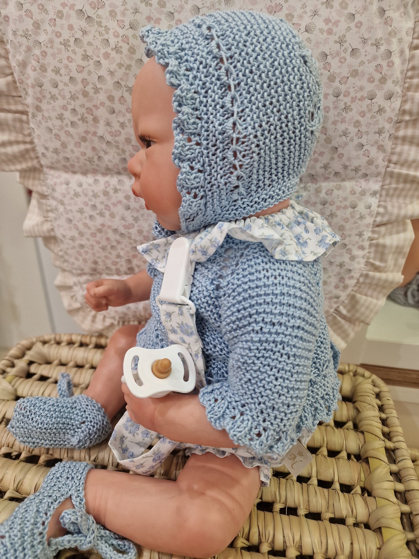 REBORN 40 CENTÍMETROS VESTIDO CON CAPOTA, JERSEY/ CHAQUETA, CULOTTE, CUELLO, CHUPETERO Y PATUCOS