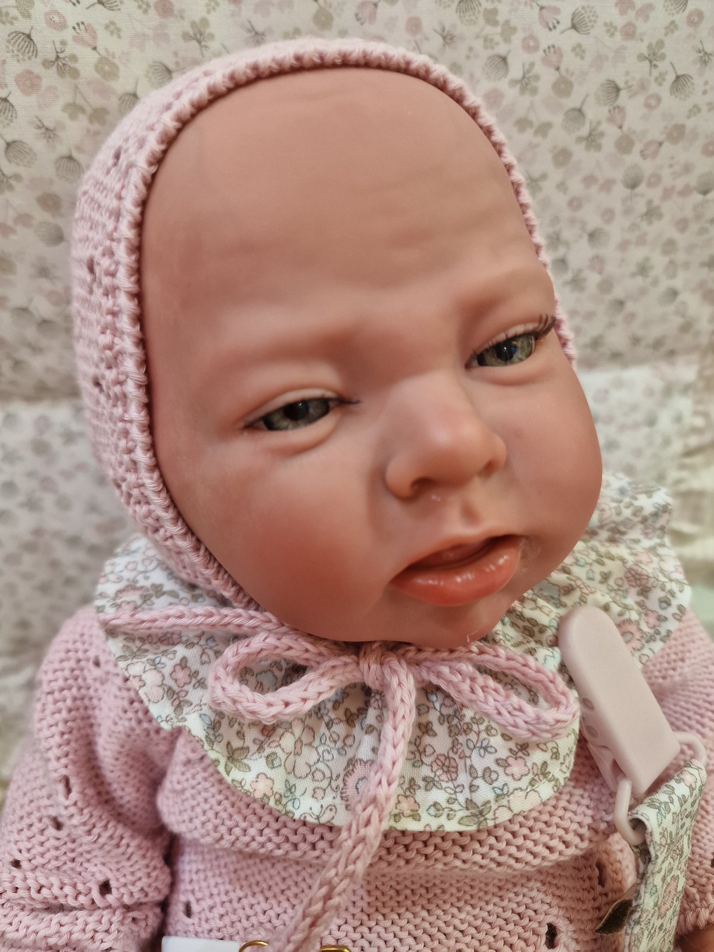 REBORN 40 CENTÍMETROS VESTIDO CON CAPOTA, JERSEY/ CHAQUETA, CULOTTE , PATUCOS Y CUELLO , INCLUYE CHUPETE Y CHUPETERO