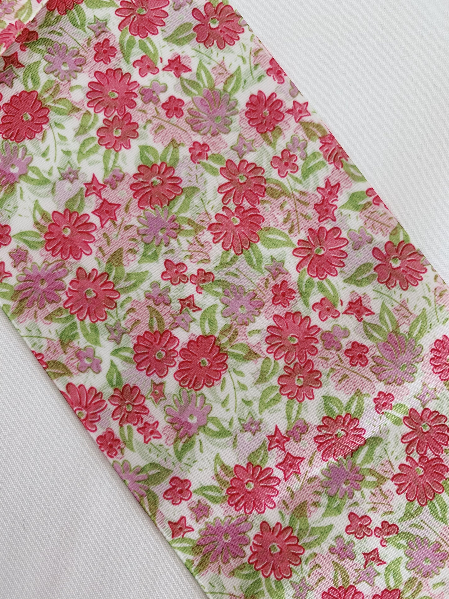 CINTA DE PELO ESTAMPADO FLORAL EN TONOS ROSAS Y BLANCO 7 CENTÍMETROS DE ANCHO