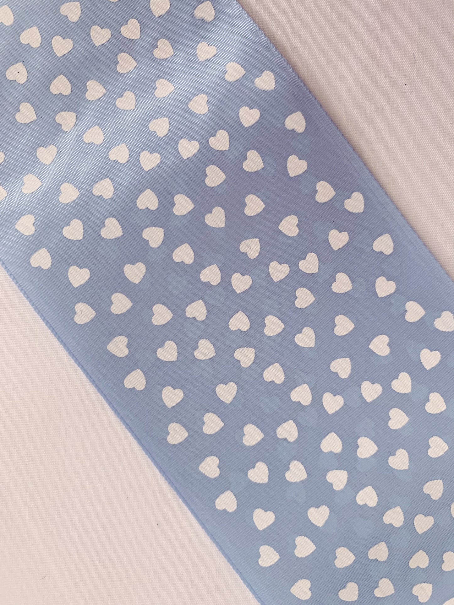 CINTA DE PELO ESTAMPADO CORAZONES EN AZUL CLARO Y BLANCO 7 CENTÍMETROS DE ANCHO