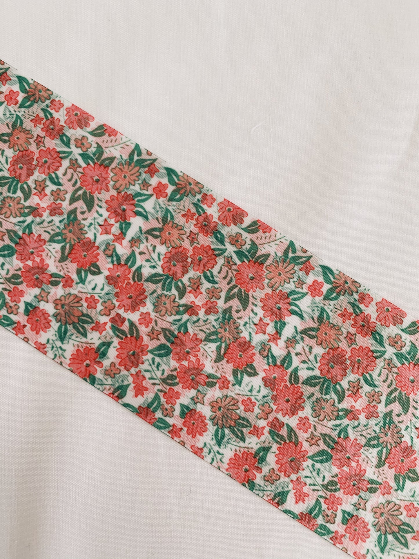 CINTA DE PELO ESTAMPADO FLORAL EN TONOS ROSAS, VERDES Y BLANCO 7 CENTÍMETROS DE ANCHO