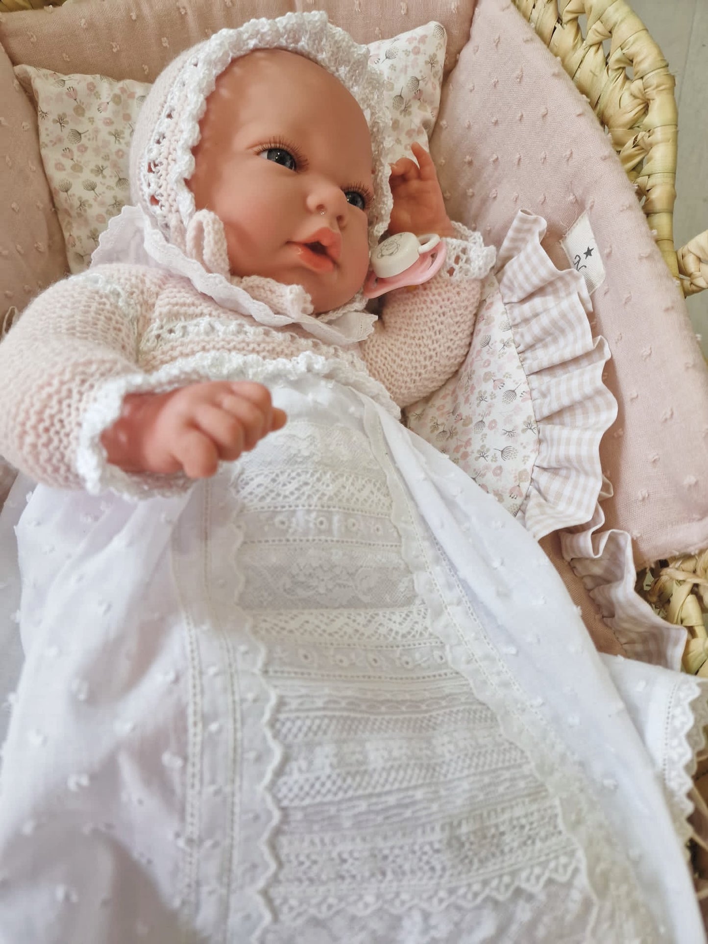 REBORN 40 CENTÍMETROS VESTIDO CON CAPOTA, CUELLO, FALDON ROSA TALCO CON PALA DE PUNTILLA,CULOTTE, PATUCOS Y CHUPETE.