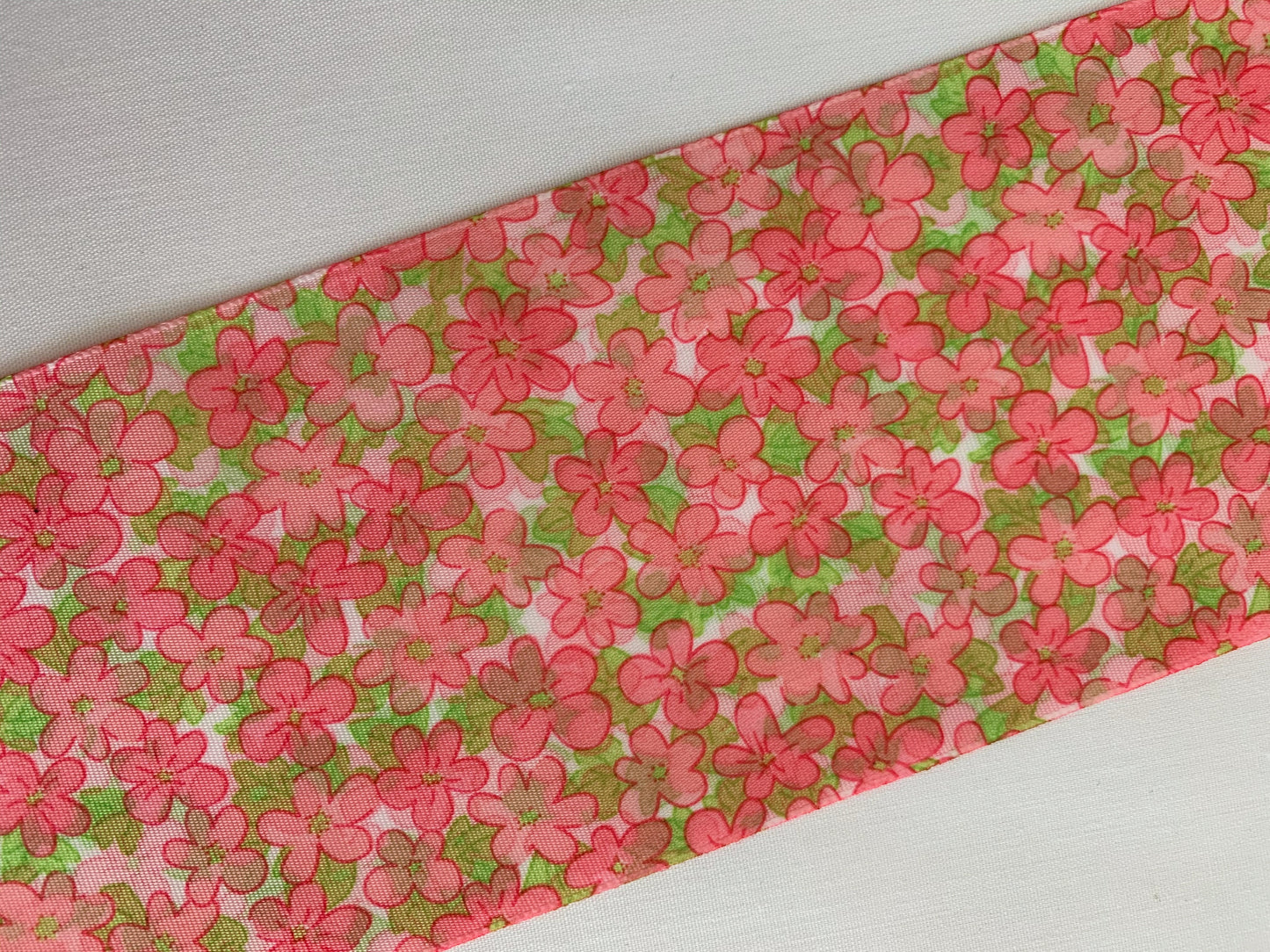 CINTA DE PELO ESTAMPADO FLORAL EN TONOS ROSAS, VERDES Y BLANCO 7 CENTÍMETROS DE ANCHO