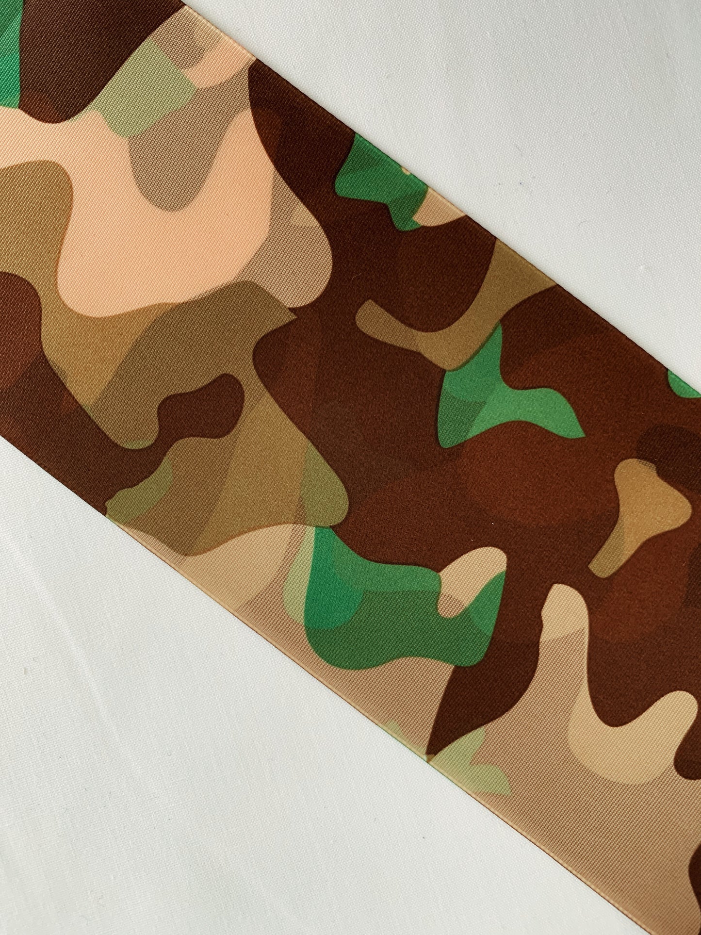 CINTA DE PELO ESTAMPADO CAMUFLAJE EN TONOS MARRONES Y VERDES 7 CENTÍMETROS DE ANCHO