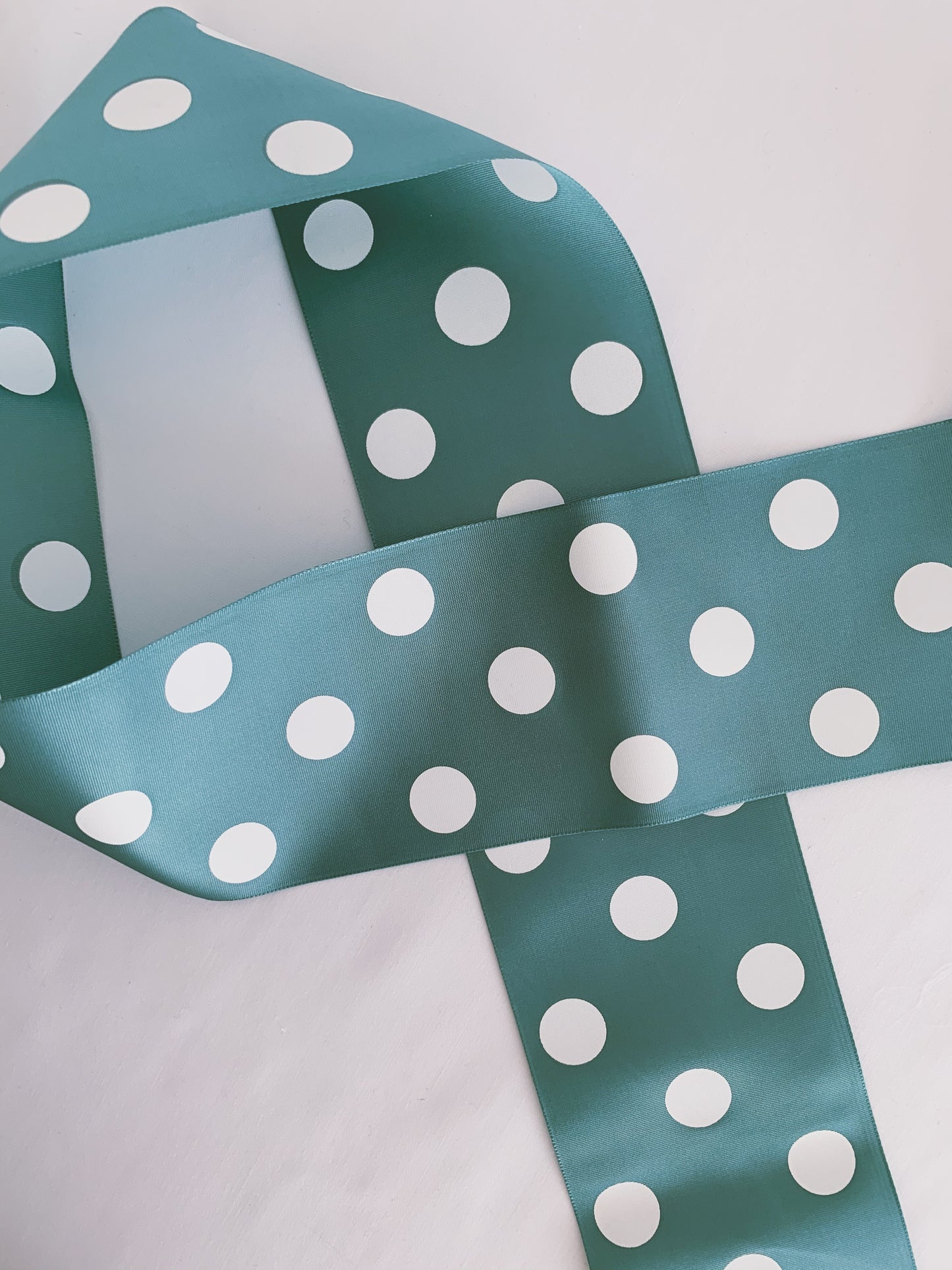 CINTA DE PELO ESTAMPADO LUNARES EN TONOS VERDE Y BLANCO 7 CENTÍMETROS DE ANCHO