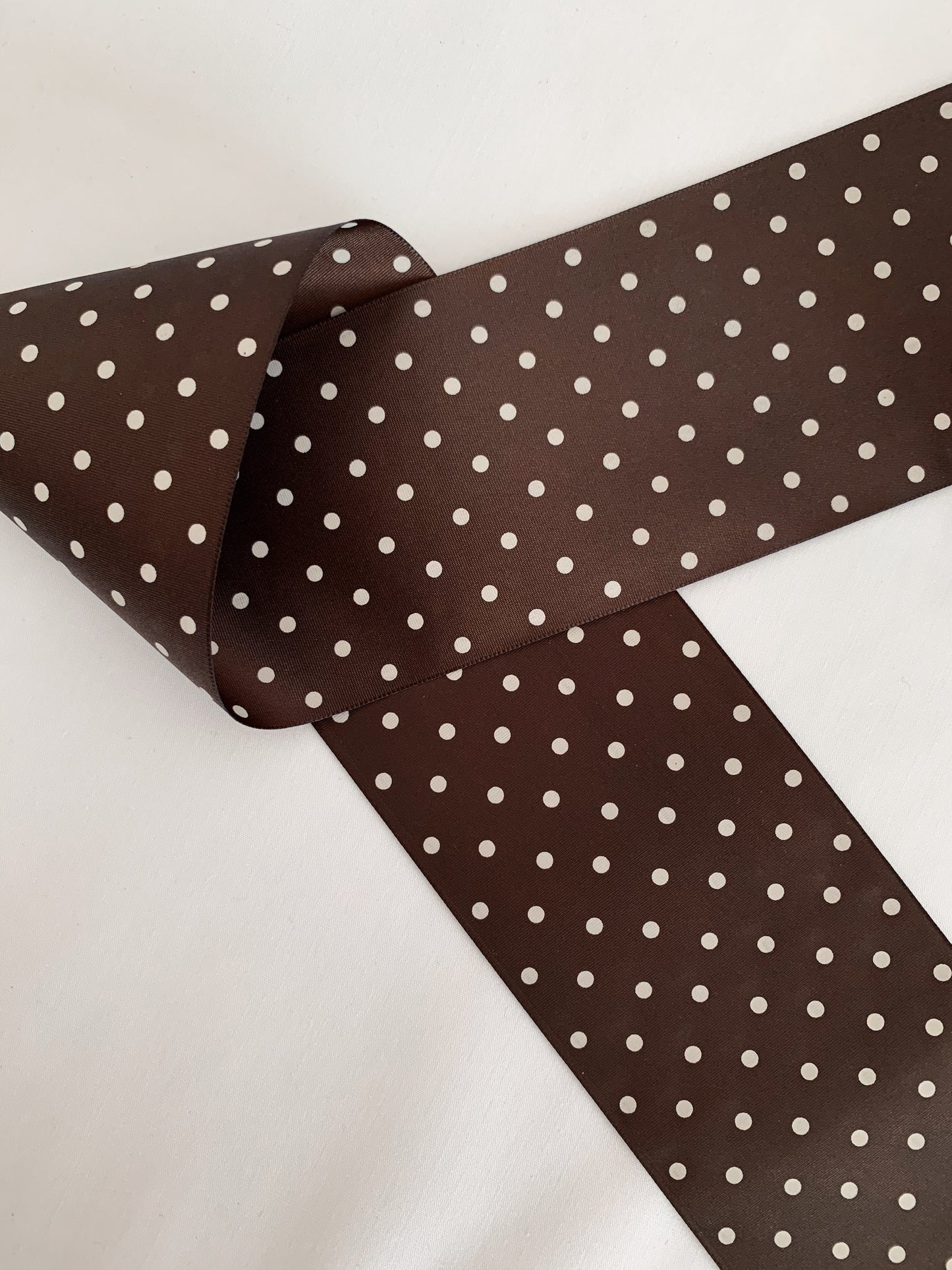 CINTA DE PELO ESTAMPADO LUNARES EN TONOS MARRON Y BLANCO 7 CENTÍMETROS DE ANCHO