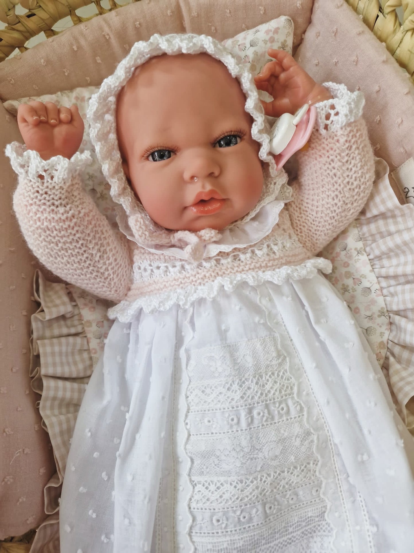 REBORN 40 CENTÍMETROS VESTIDO CON CAPOTA, CUELLO, FALDON ROSA TALCO CON PALA DE PUNTILLA,CULOTTE, PATUCOS Y CHUPETE.