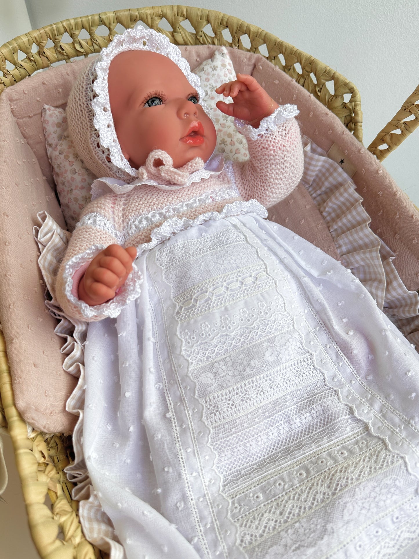 REBORN 40 CENTÍMETROS VESTIDO CON CAPOTA, CUELLO, FALDON ROSA TALCO CON PALA DE PUNTILLA,CULOTTE, PATUCOS Y CHUPETE.