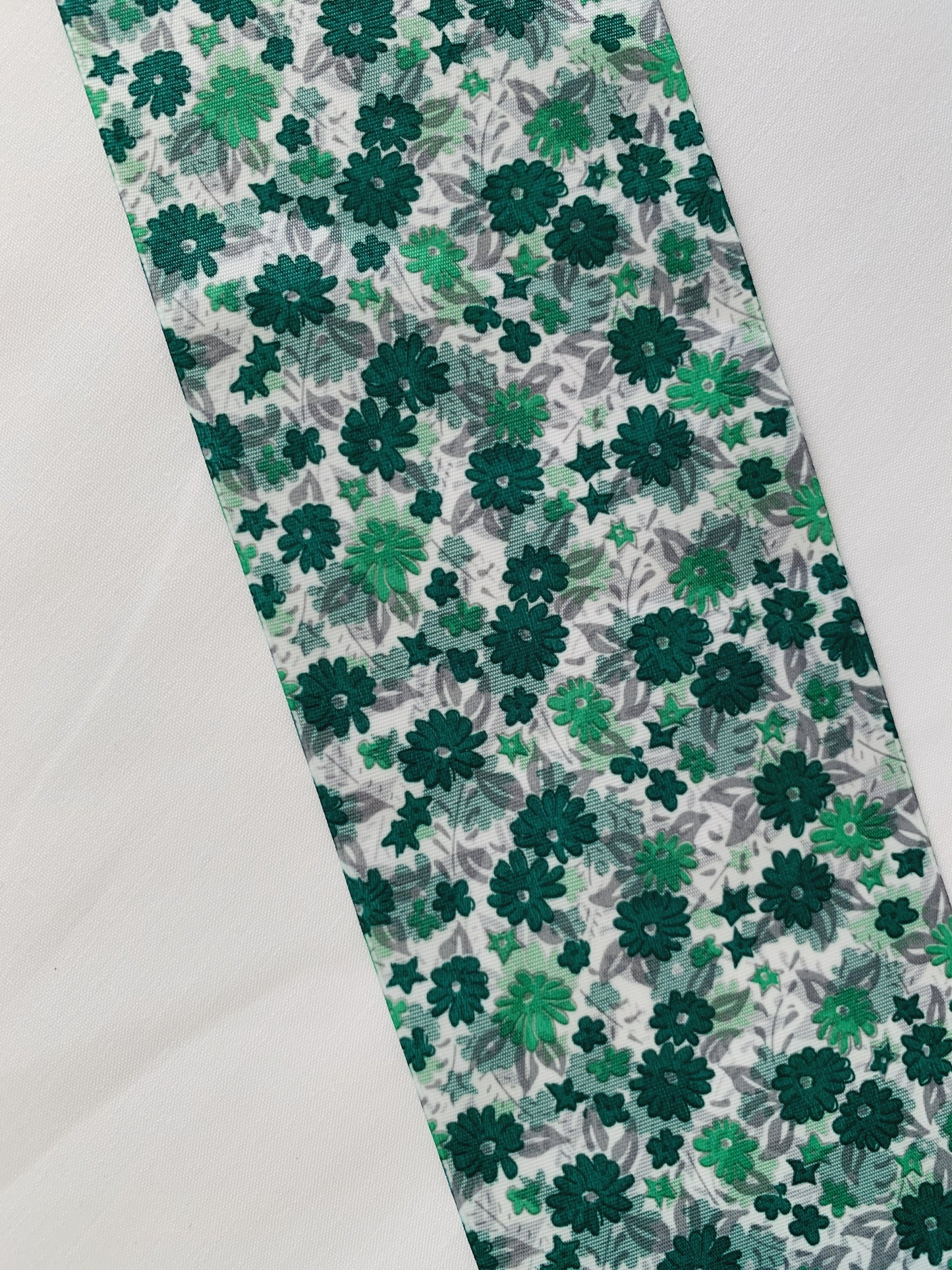 CINTA DE PELO ESTAMPADO FLORAL EN TONOS VERDES Y BLANCO 7 CENTÍMETROS DE ANCHO