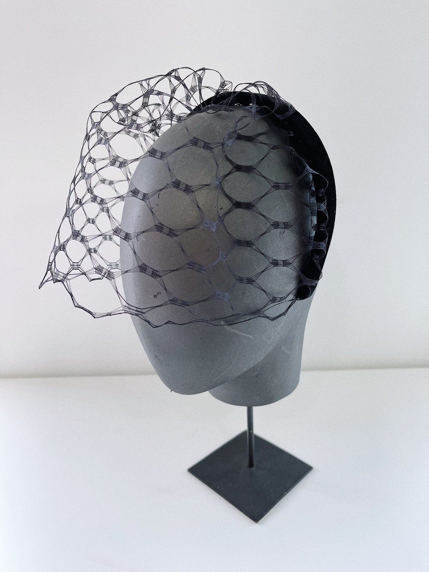 DIADEMA DE TERCIOPELO Y REDECILLA