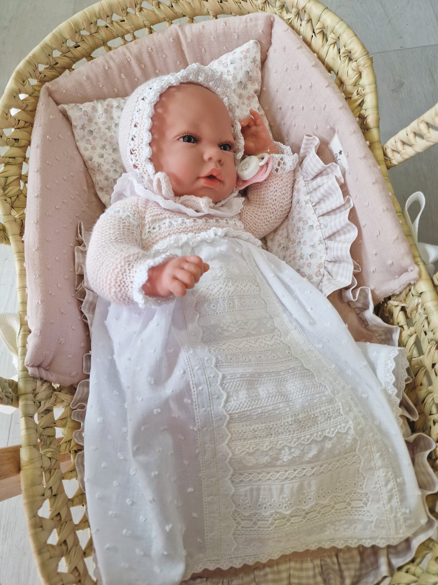 REBORN 40 CENTÍMETROS VESTIDO CON CAPOTA, CUELLO, FALDON ROSA TALCO CON PALA DE PUNTILLA,CULOTTE, PATUCOS Y CHUPETE.