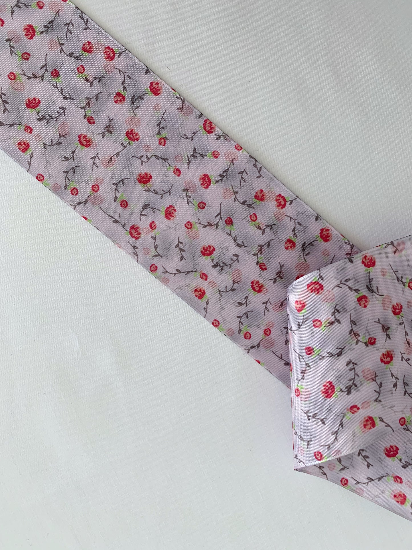 CINTA DE PELO ESTAMPADO DE FLORES EN LILA, ROJOS Y ROSAS DE 6 CENTÍMETROS DE ANCHO