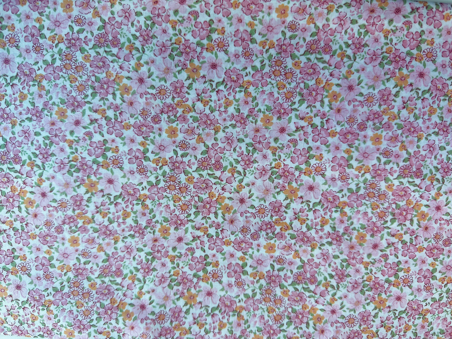 TELA ESTAMPADA DE 1,5 METROS DE ANCHO. 10 EUROS/ METRO.