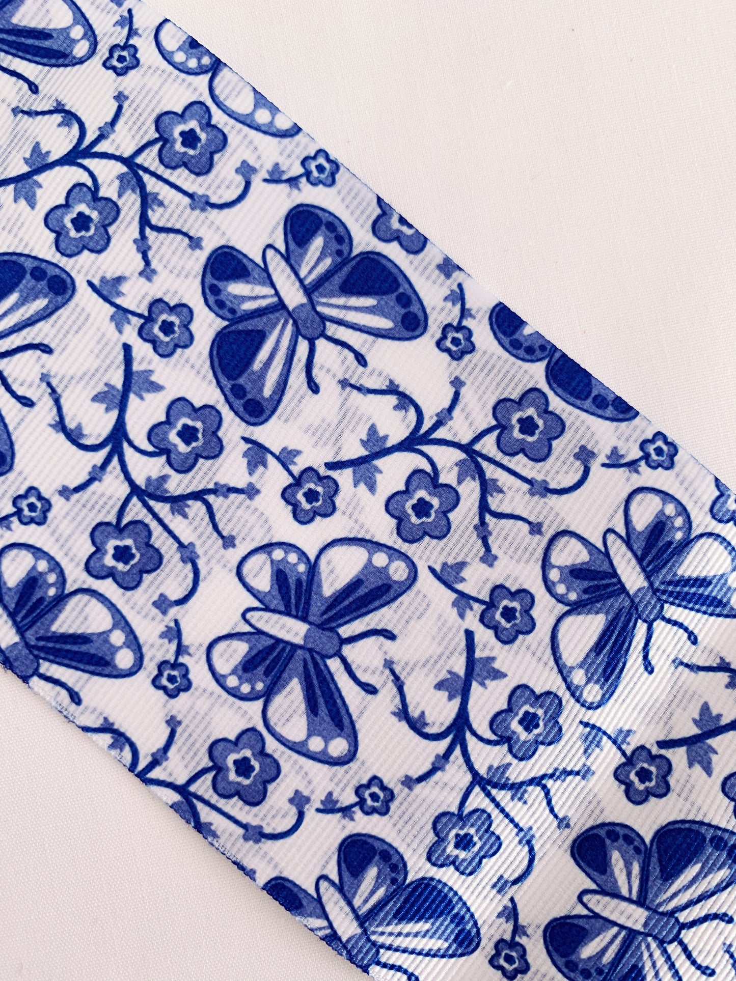 CINTA DE PELO ESTAMPADO FLORAL EN TONOS AZULES Y BLANCO 7 CENTÍMETROS DE ANCHO