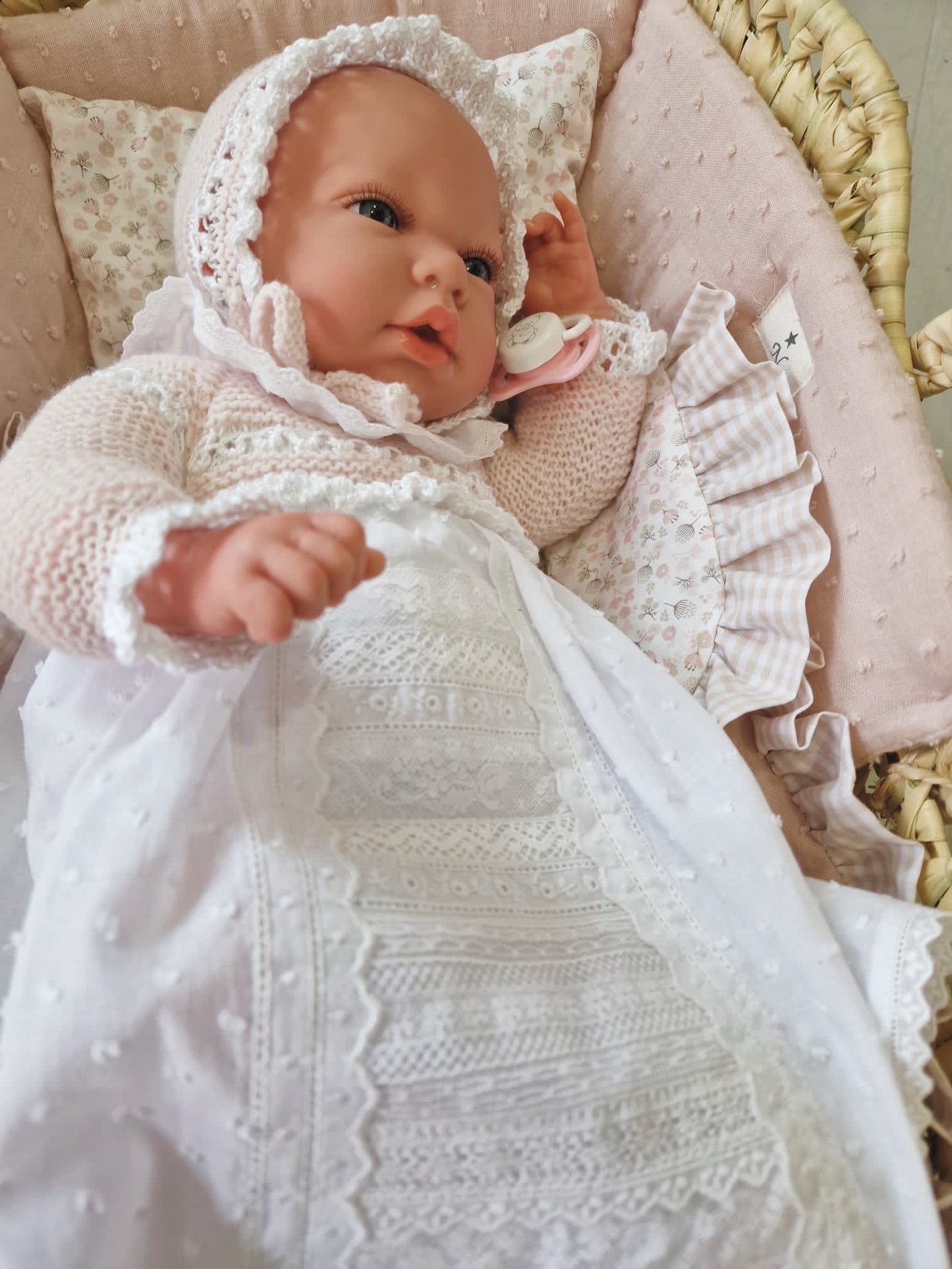 REBORN 40 CENTÍMETROS VESTIDO CON CAPOTA, CUELLO, FALDON ROSA TALCO CON PALA DE PUNTILLA,CULOTTE, PATUCOS Y CHUPETE.