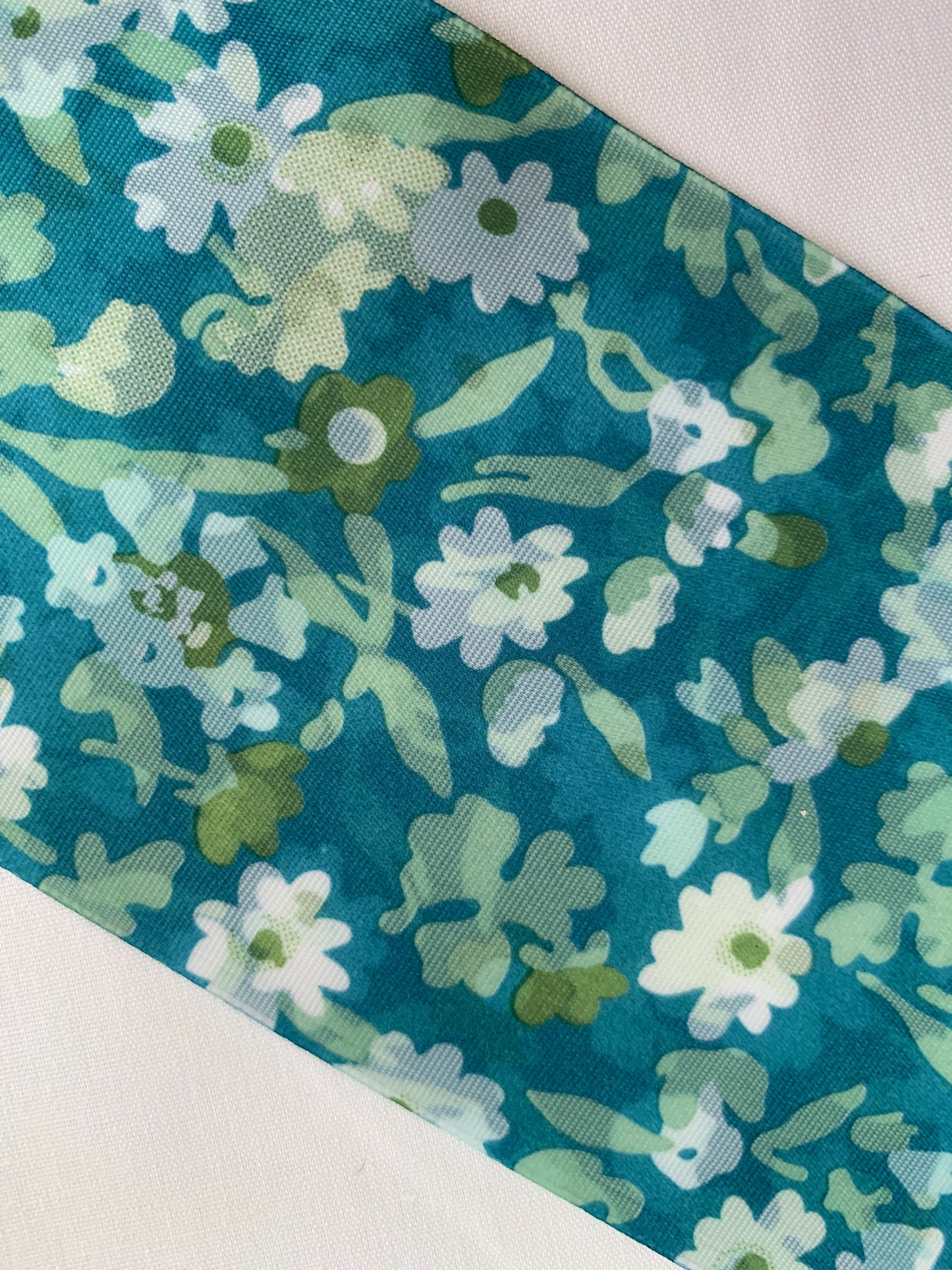 CINTA DE PELO ESTAMPADO FLORAL EN TONOS VERDES Y AZULES Y BLANCO 7 CENTÍMETROS DE ANCHO