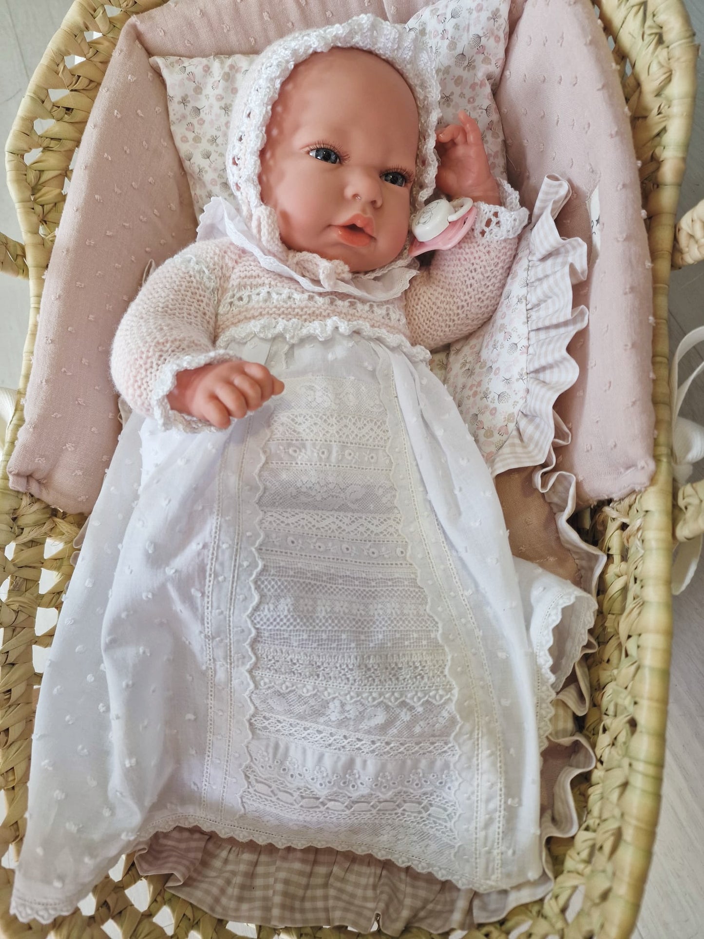 REBORN 40 CENTÍMETROS VESTIDO CON CAPOTA, CUELLO, FALDON ROSA TALCO CON PALA DE PUNTILLA,CULOTTE, PATUCOS Y CHUPETE.