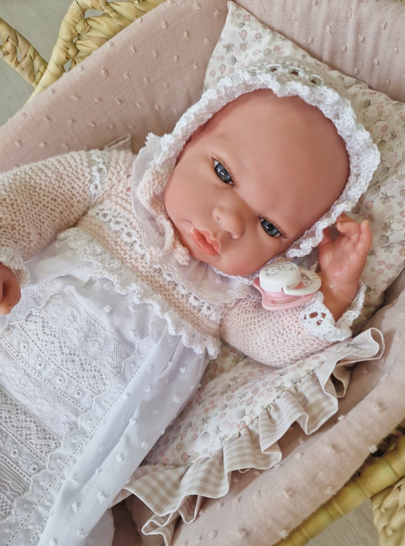 REBORN 40 CENTÍMETROS VESTIDO CON CAPOTA, CUELLO, FALDON ROSA TALCO CON PALA DE PUNTILLA,CULOTTE, PATUCOS Y CHUPETE.