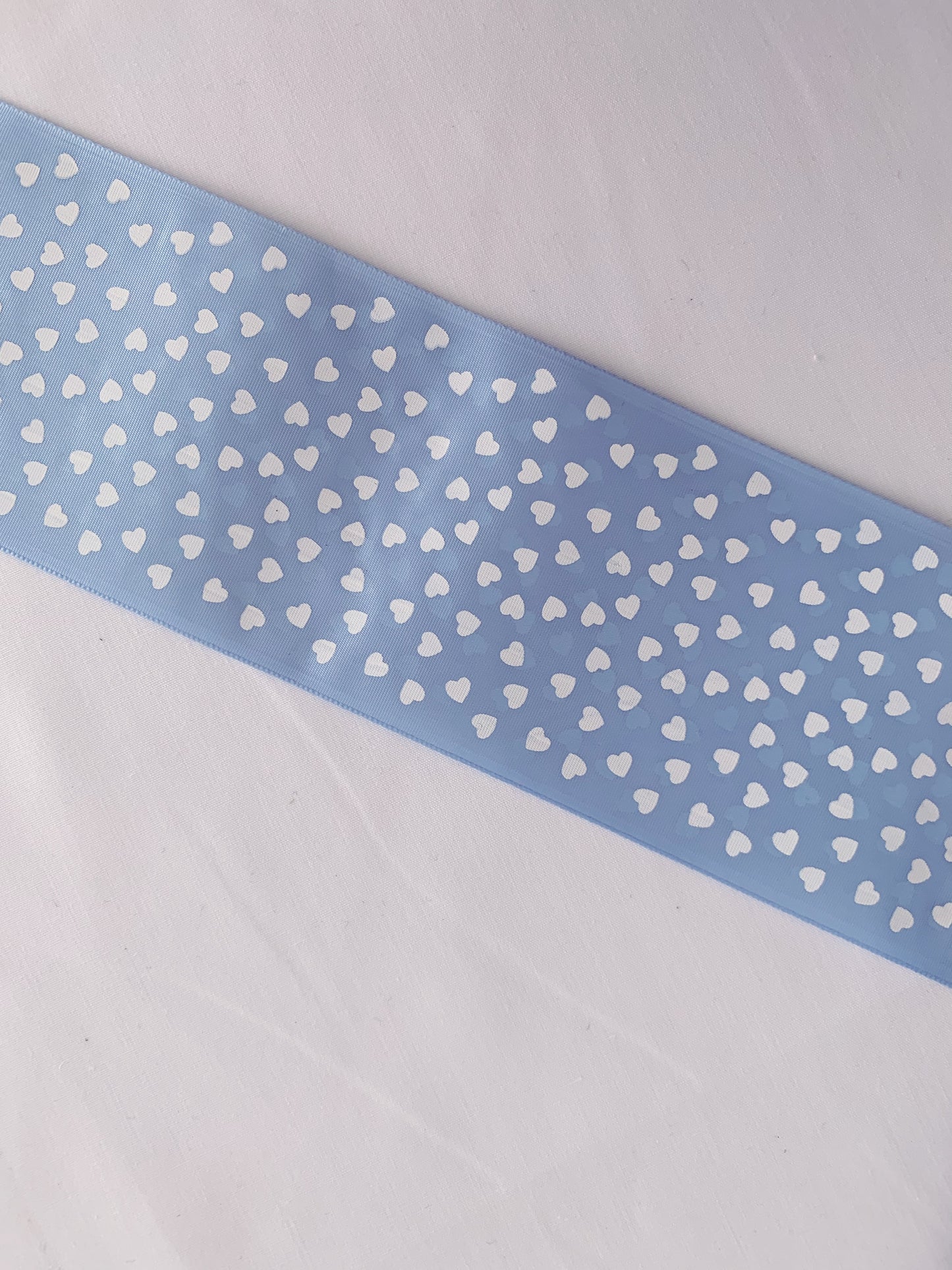 CINTA DE PELO ESTAMPADO CORAZONES EN AZUL CLARO Y BLANCO 7 CENTÍMETROS DE ANCHO