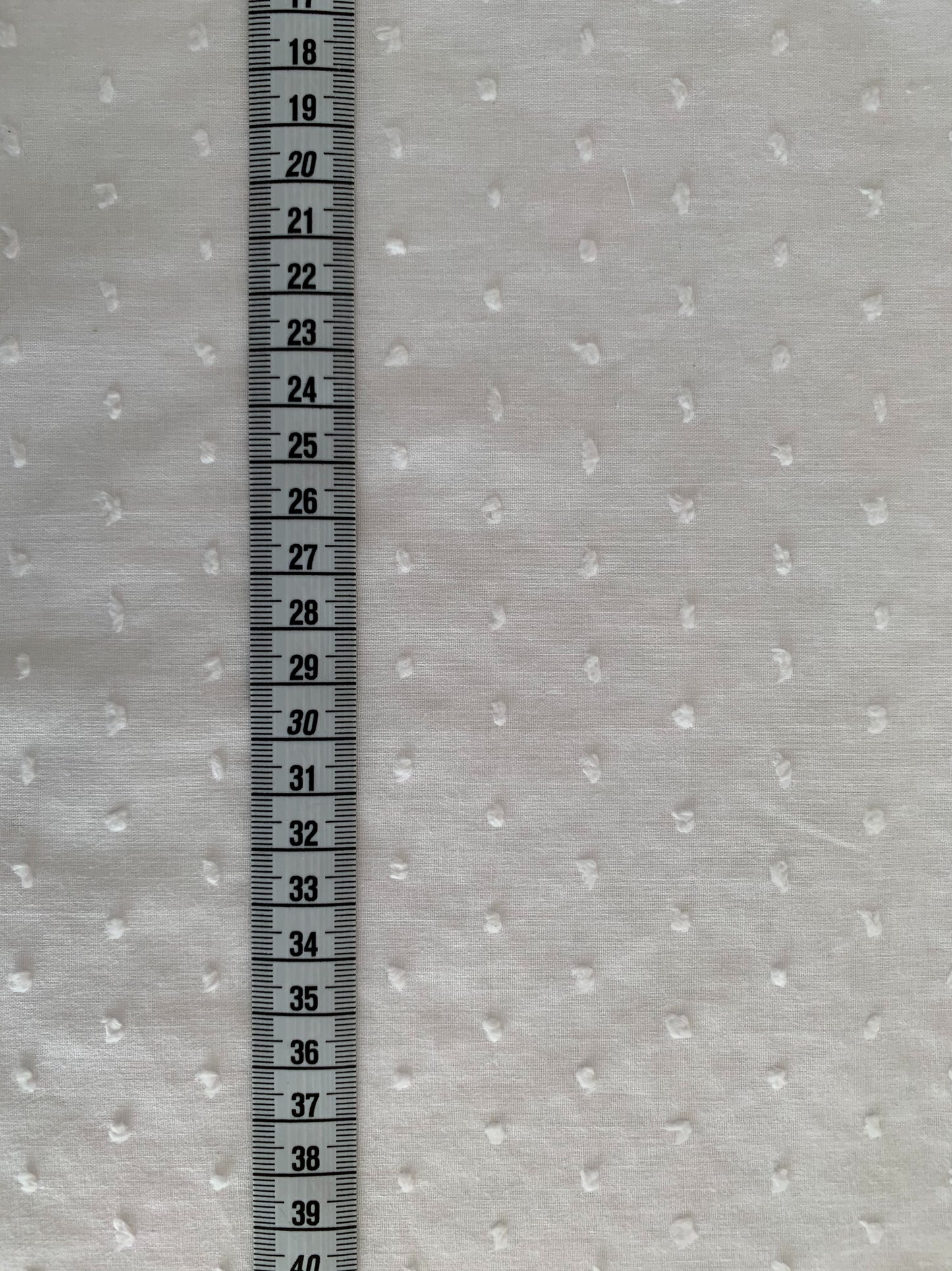 TELA CON TEXTURA DE 1,5 METROS DE ANCHO. 10 EUROS/ METRO.