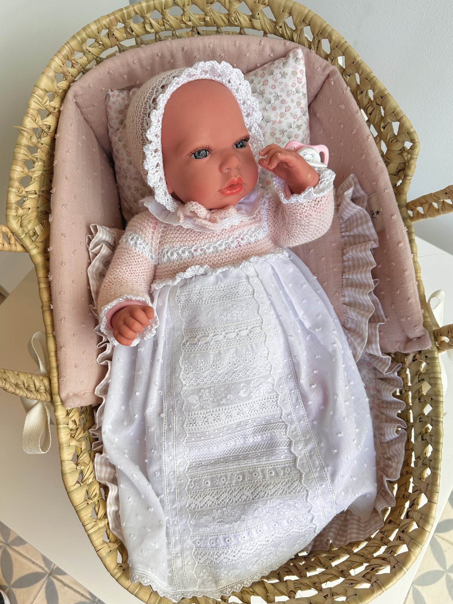 REBORN 40 CENTÍMETROS VESTIDO CON CAPOTA, CUELLO, FALDON ROSA TALCO CON PALA DE PUNTILLA,CULOTTE, PATUCOS Y CHUPETE.