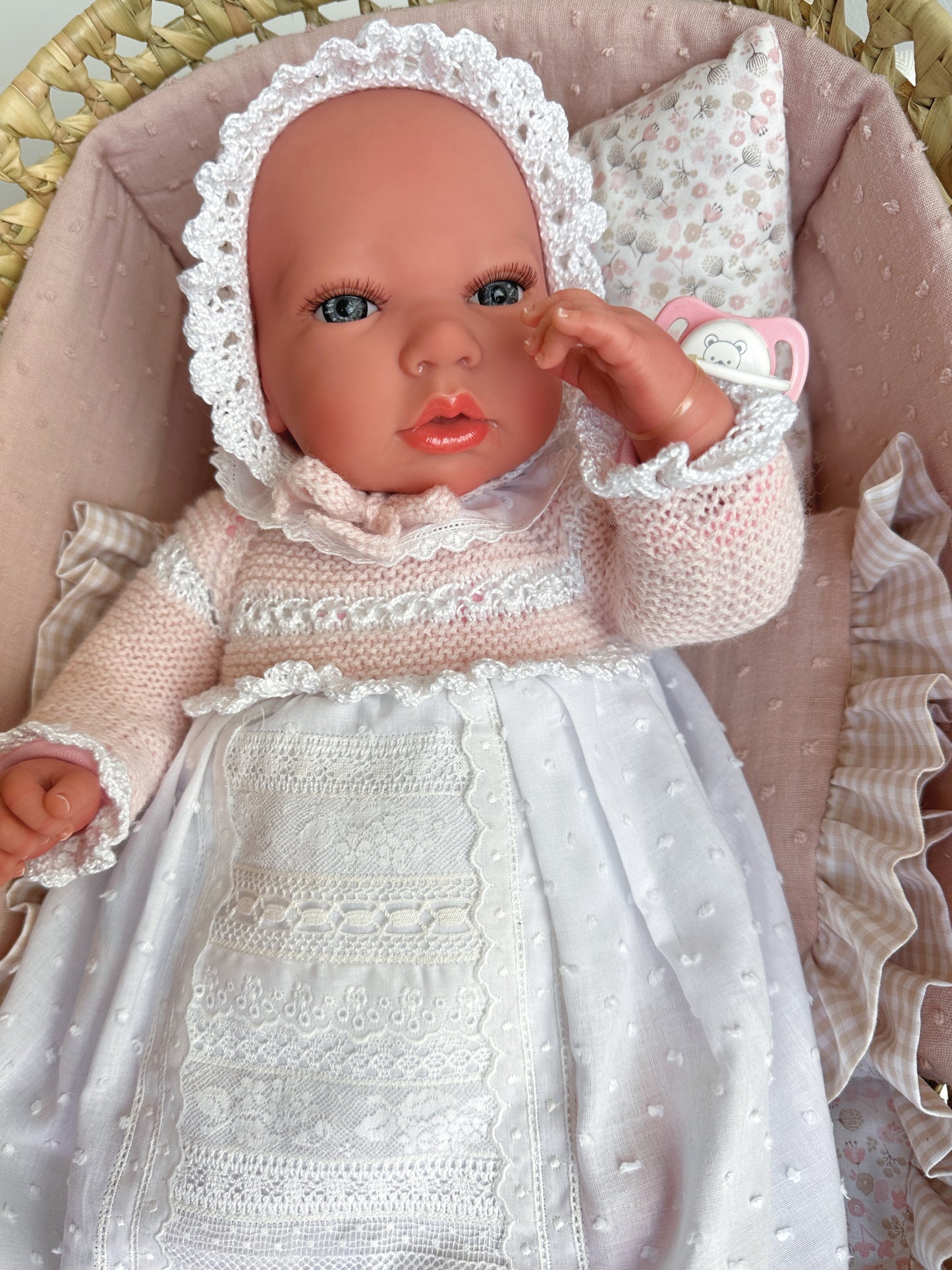 REBORN 40 CENTÍMETROS VESTIDO CON CAPOTA, CUELLO, FALDON ROSA TALCO CON PALA DE PUNTILLA,CULOTTE, PATUCOS Y CHUPETE.